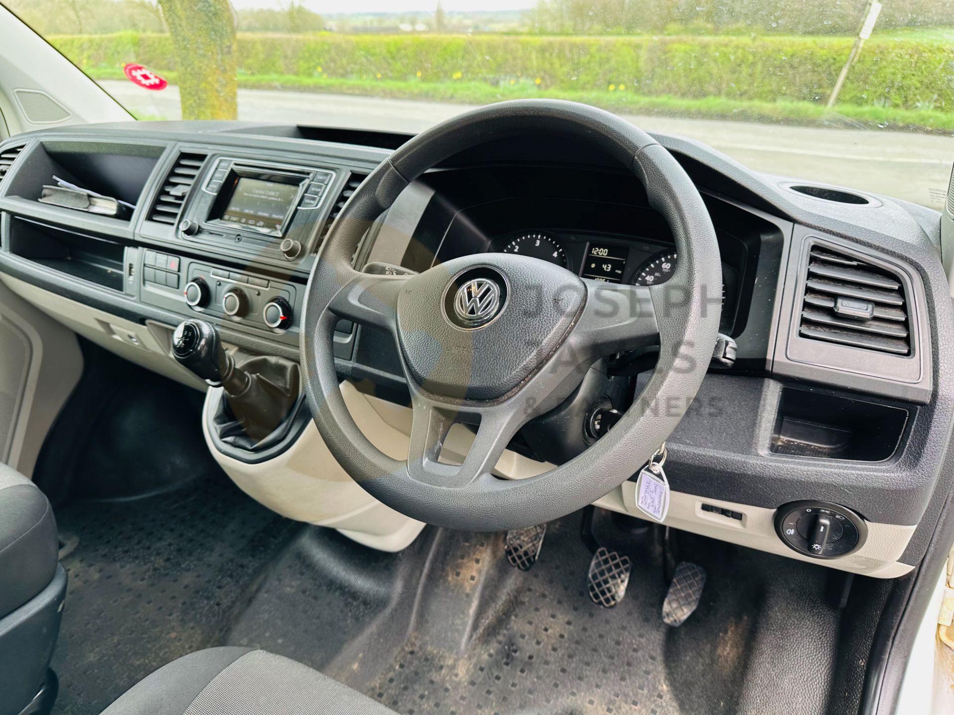 VOLKSWAGEN TRANSPORTER T32 2.0TDI BMT LWB (17 REG) 1 OWNER - AIR CON - EURO 6 - 5 SEATER DUALINER - Image 12 of 24