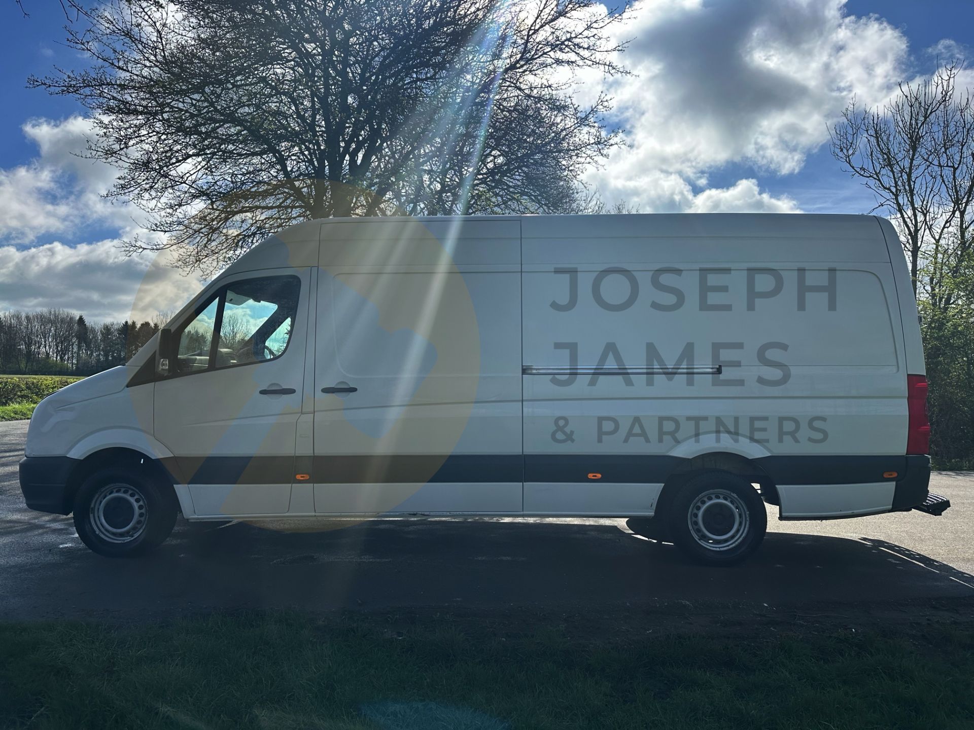 VOLKSWAGEN CRAFTER CR35 2.0 TDI (STARTLINE EDITION) LWB HI-ROOF - 2017 MODEL - ULEZ COMPLIANT! - Image 8 of 35