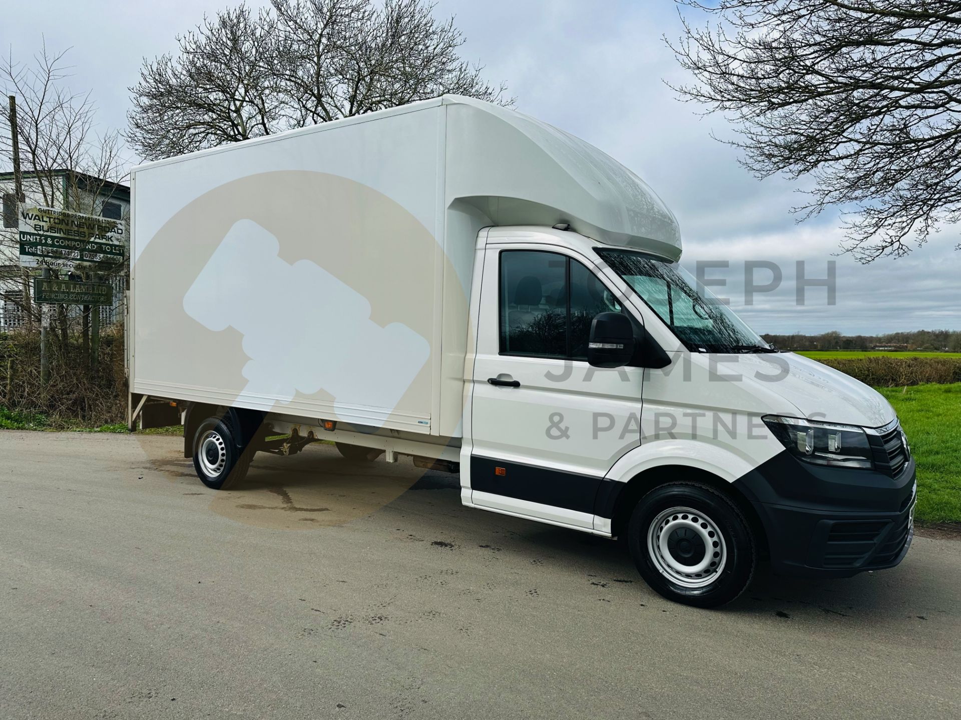 VOLKSWAGEN CRAFTER 2.0 TDI (140) LWB LUTON WITH TAIL LIFT (2021 MODEL) 1 OWNER - LOW MILES - AIR CON
