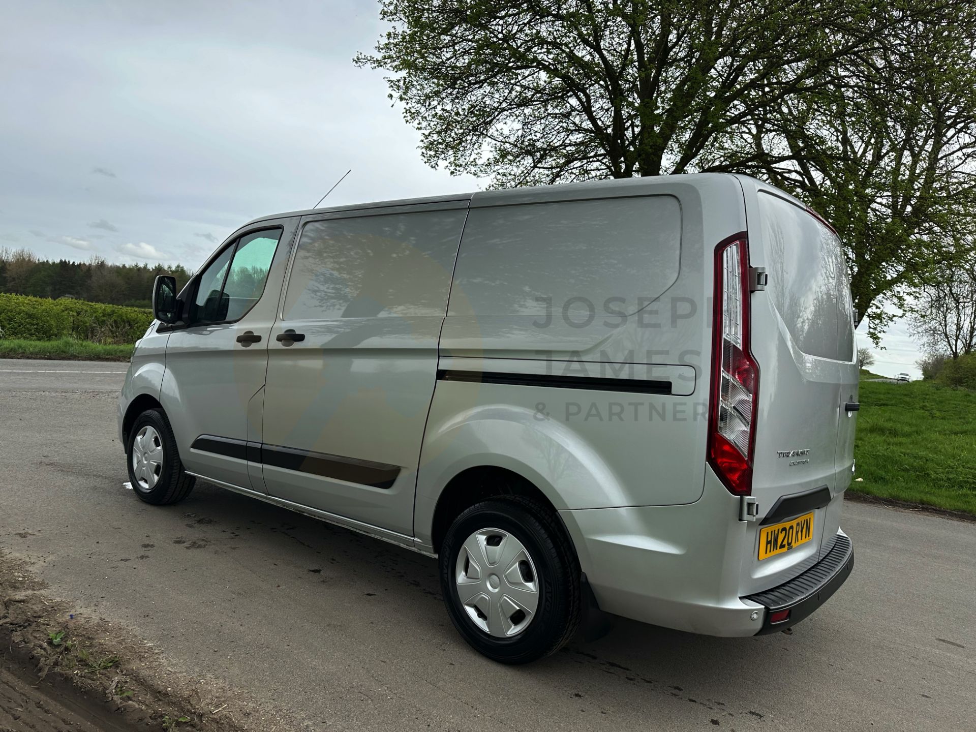FORD TRANSIT CUSTOM "TREND" 2.0TDCI (130) 20 REG -1 OWNER- SILVER -GREAT SPEC -LOW MILEAGE - Image 10 of 38