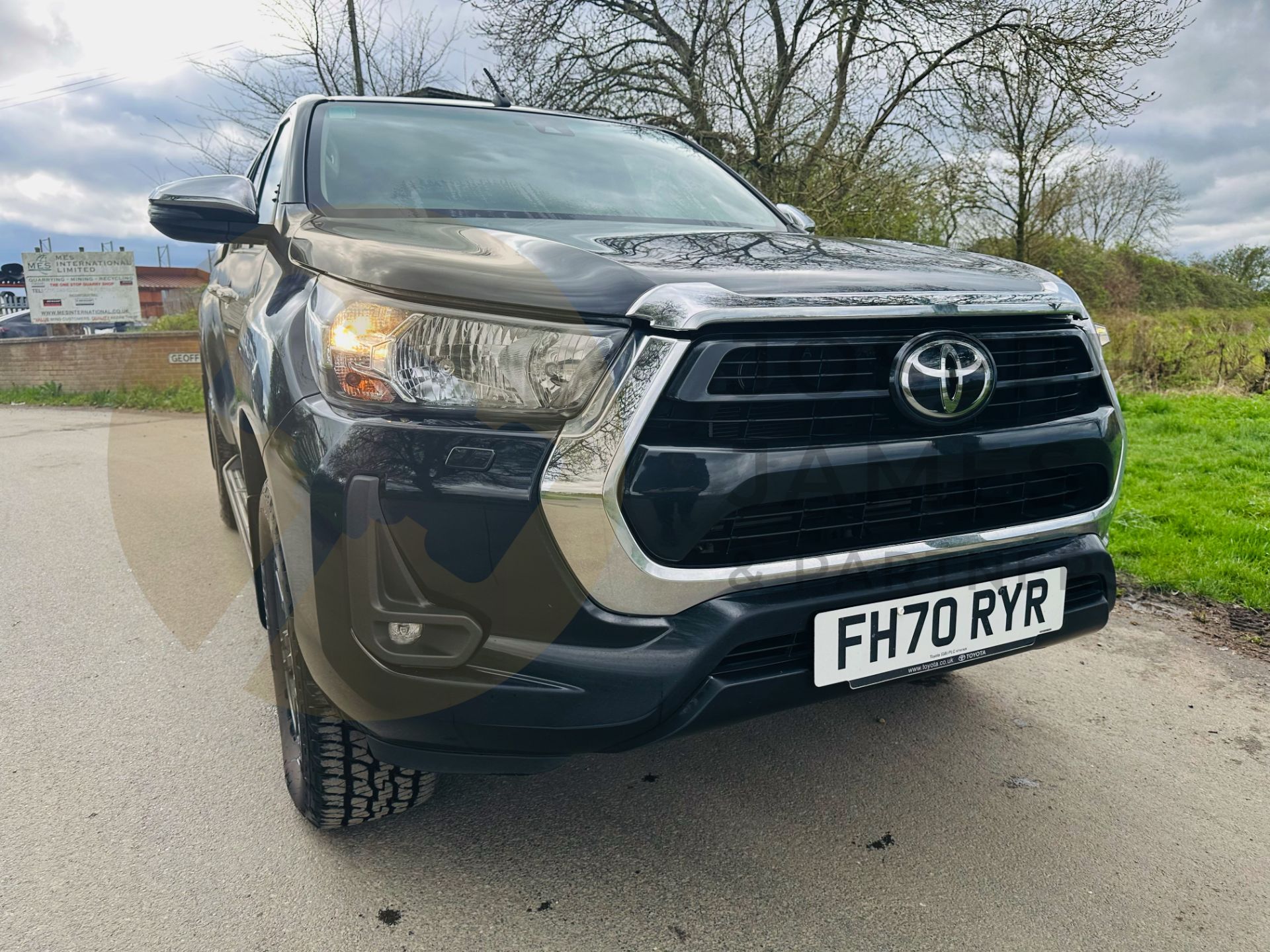 TOYOTA HILUX 2.4 D-4D AUTO - DOUBLE CAB 4 DOOR - 2021 REG (METALLIC BLACK) 1 OWNER - MASSIVE SPEC!! - Bild 3 aus 41