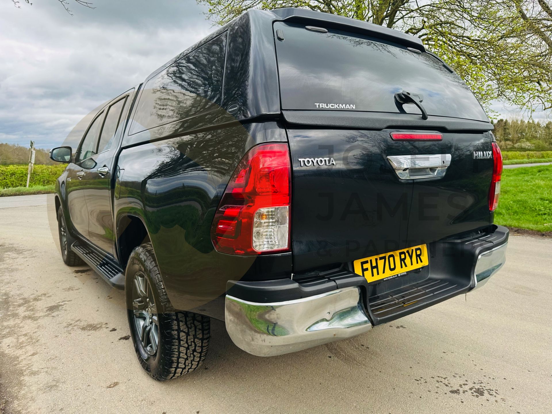 TOYOTA HILUX 2.4 D-4D AUTO - DOUBLE CAB 4 DOOR - 2021 REG (METALLIC BLACK) 1 OWNER - MASSIVE SPEC!! - Image 10 of 41