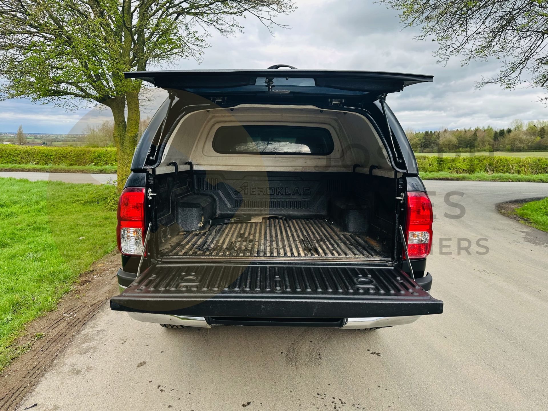 TOYOTA HILUX 2.4 D-4D AUTO - DOUBLE CAB 4 DOOR - 2021 REG (METALLIC BLACK) 1 OWNER - MASSIVE SPEC!! - Image 12 of 41