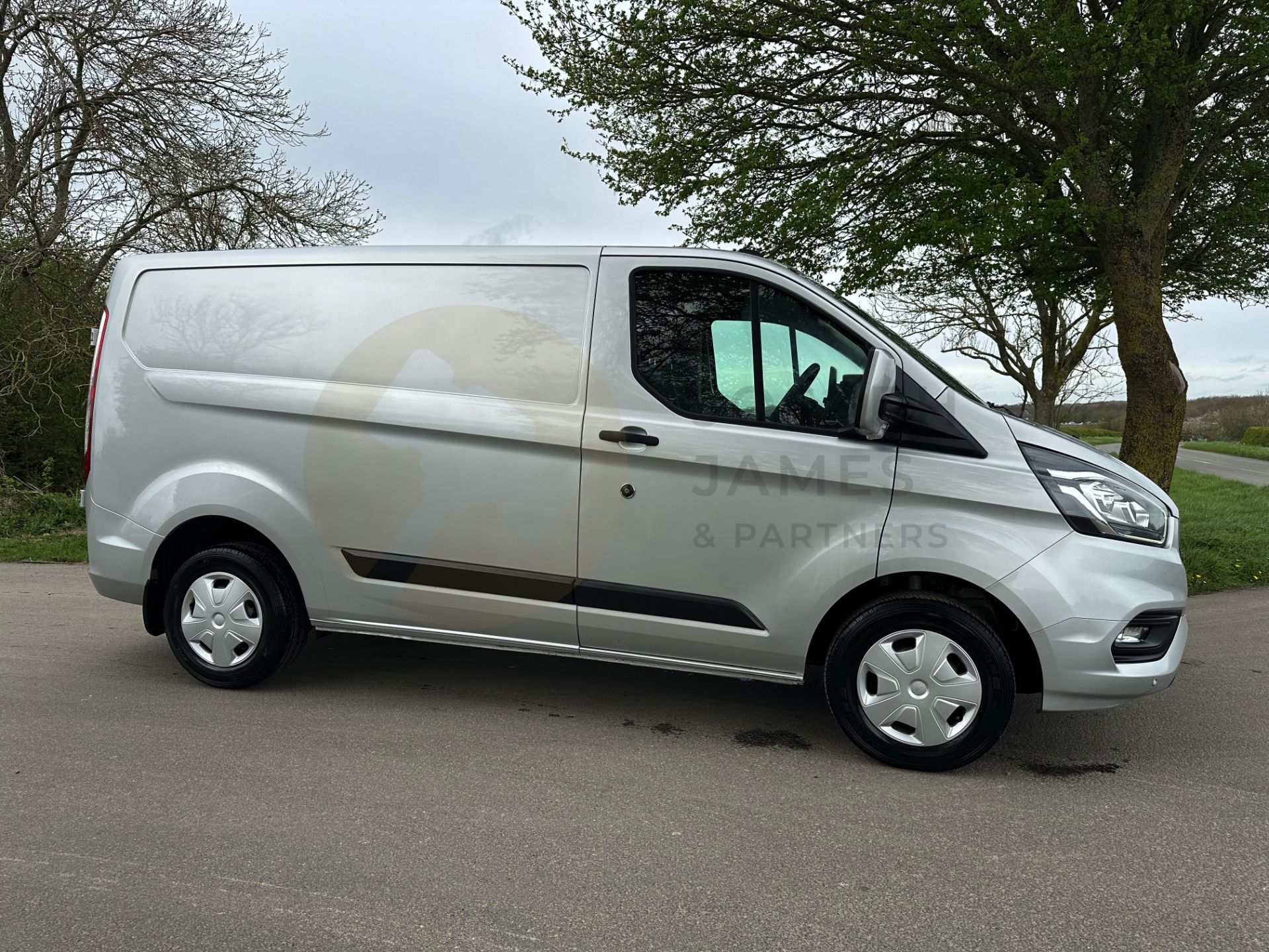 FORD TRANSIT CUSTOM "TREND" 2.0TDCI (130) 20 REG -1 OWNER- SILVER -GREAT SPEC -LOW MILEAGE