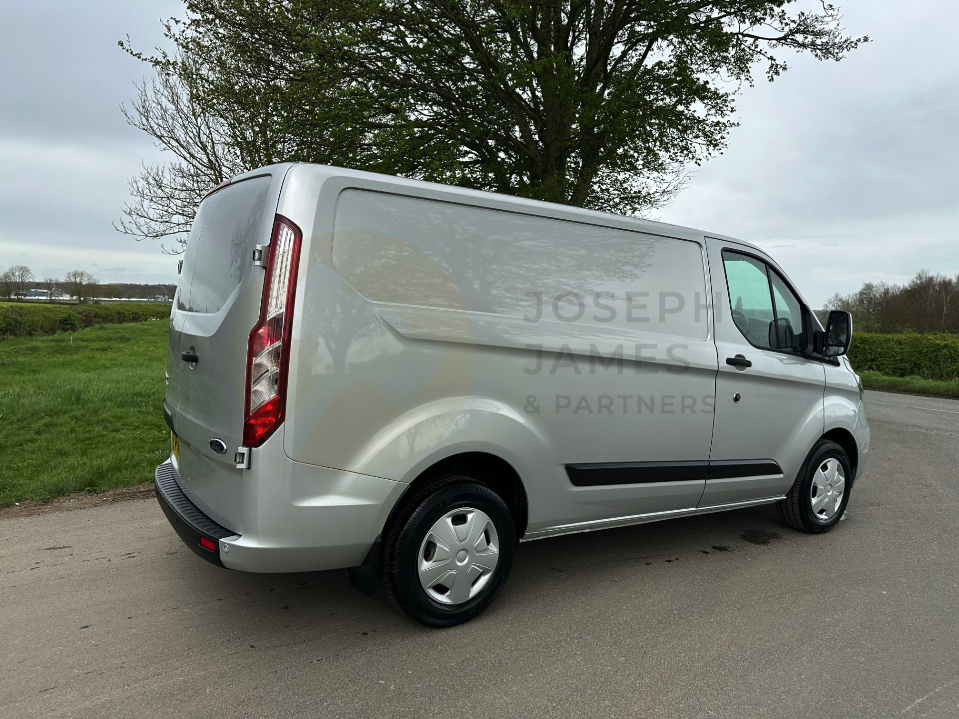 FORD TRANSIT CUSTOM "TREND" 2.0TDCI (130) 20 REG -1 OWNER- SILVER -GREAT SPEC -LOW MILEAGE - Image 13 of 38