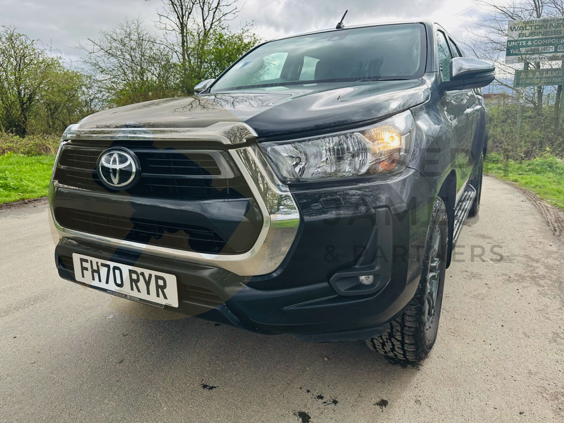 TOYOTA HILUX 2.4 D-4D AUTO - DOUBLE CAB 4 DOOR - 2021 REG (METALLIC BLACK) 1 OWNER - MASSIVE SPEC!! - Image 5 of 41