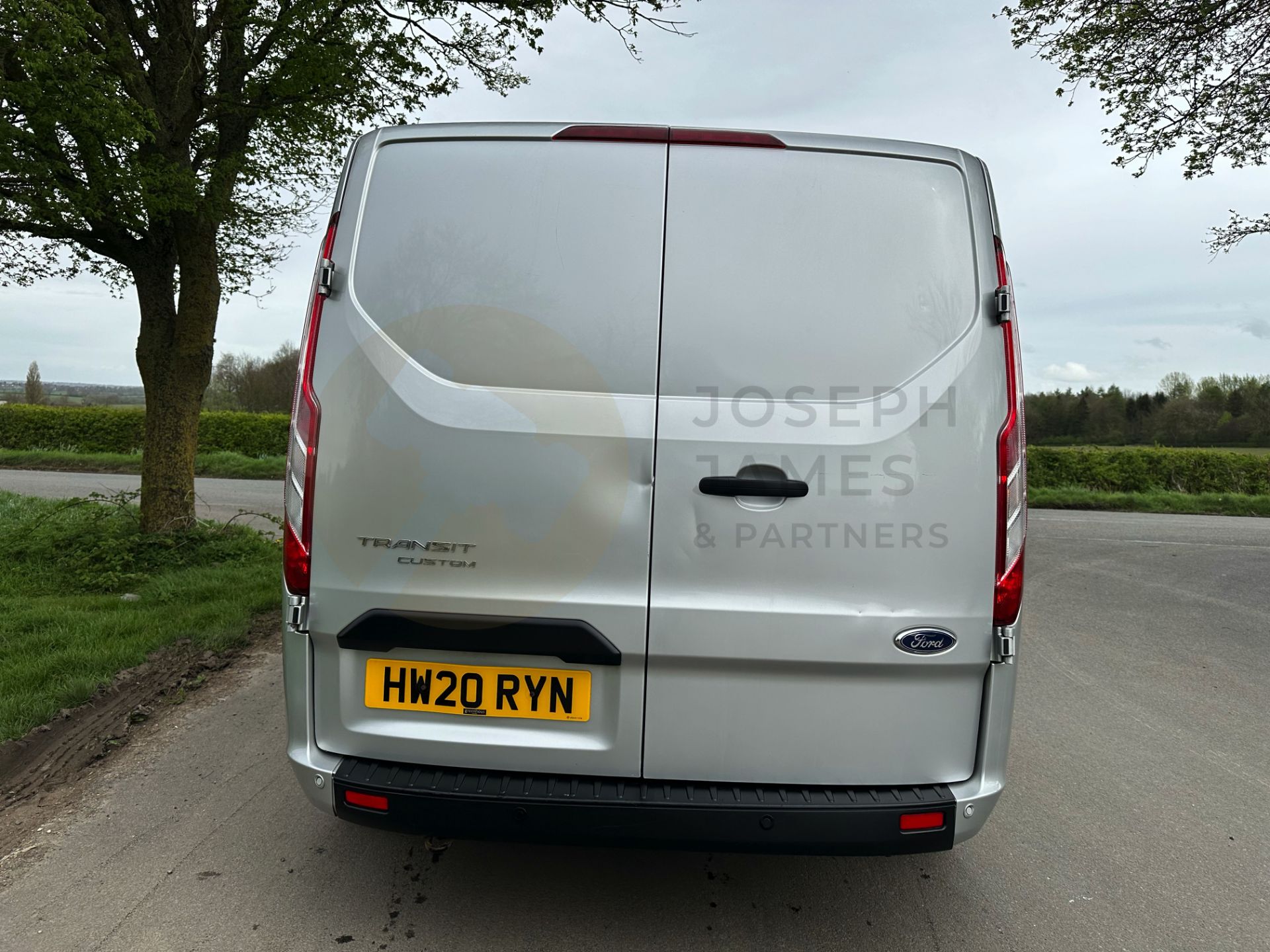 FORD TRANSIT CUSTOM "TREND" 2.0TDCI (130) 20 REG -1 OWNER- SILVER -GREAT SPEC -LOW MILEAGE - Image 11 of 38