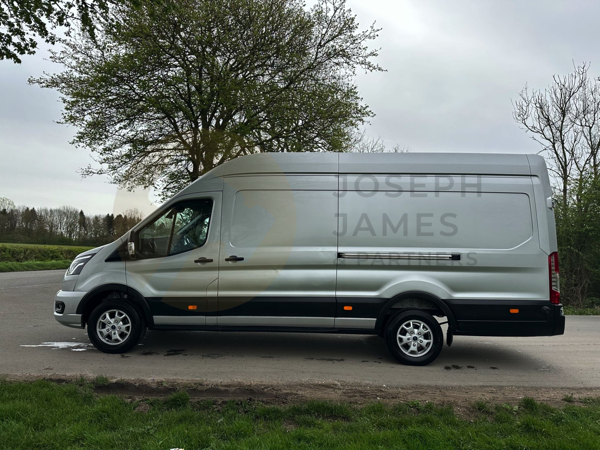 FORD TRANSIT *L4 XLWB HI-ROOF* LIMITED EDITION (2022 - FACELIFT) 2.0 TDCI 'ECOBLUE' HYBRID *EURO 6* - Image 8 of 48