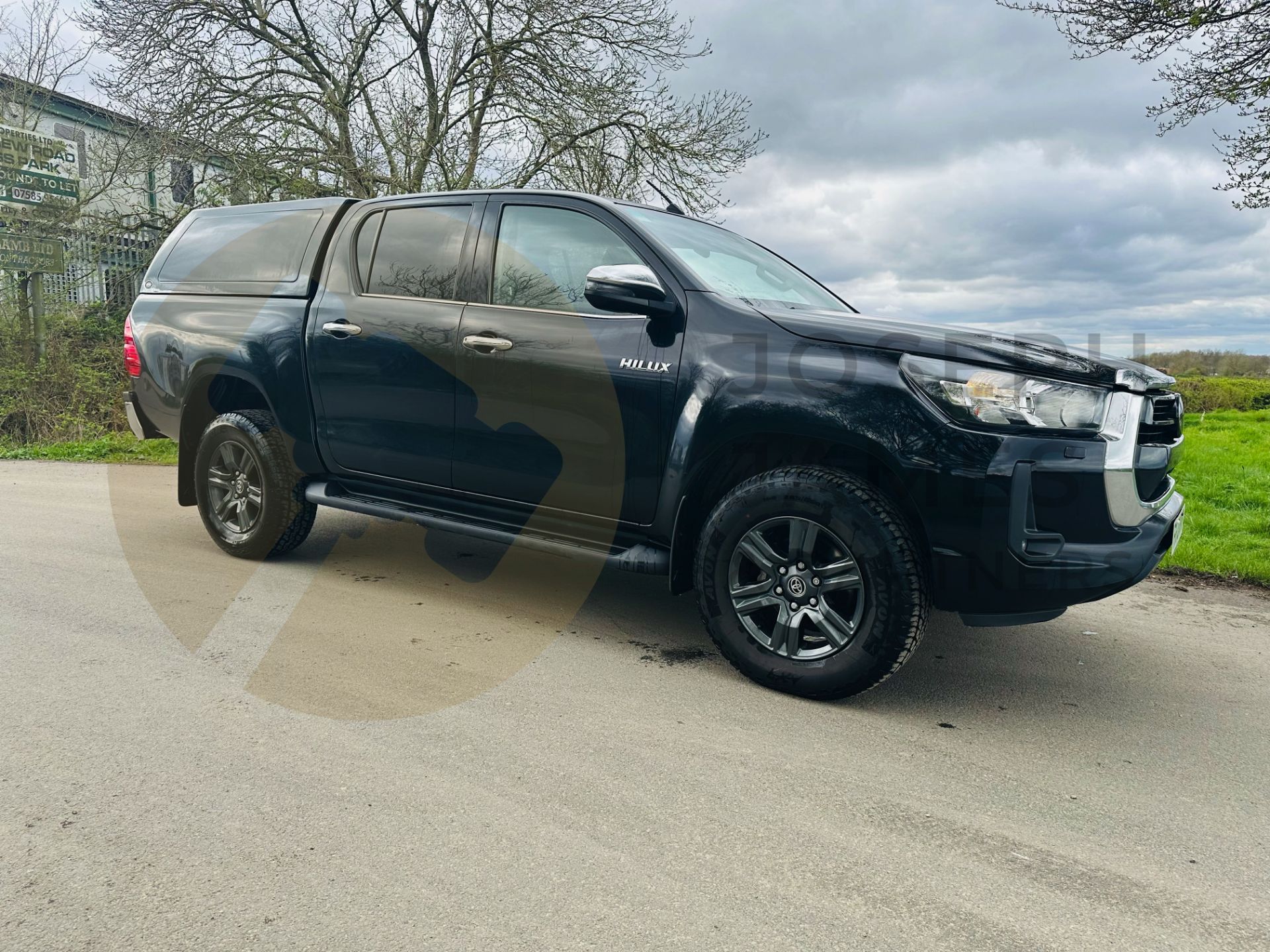 TOYOTA HILUX 2.4 D-4D AUTO - DOUBLE CAB 4 DOOR - 2021 REG (METALLIC BLACK) 1 OWNER - MASSIVE SPEC!!