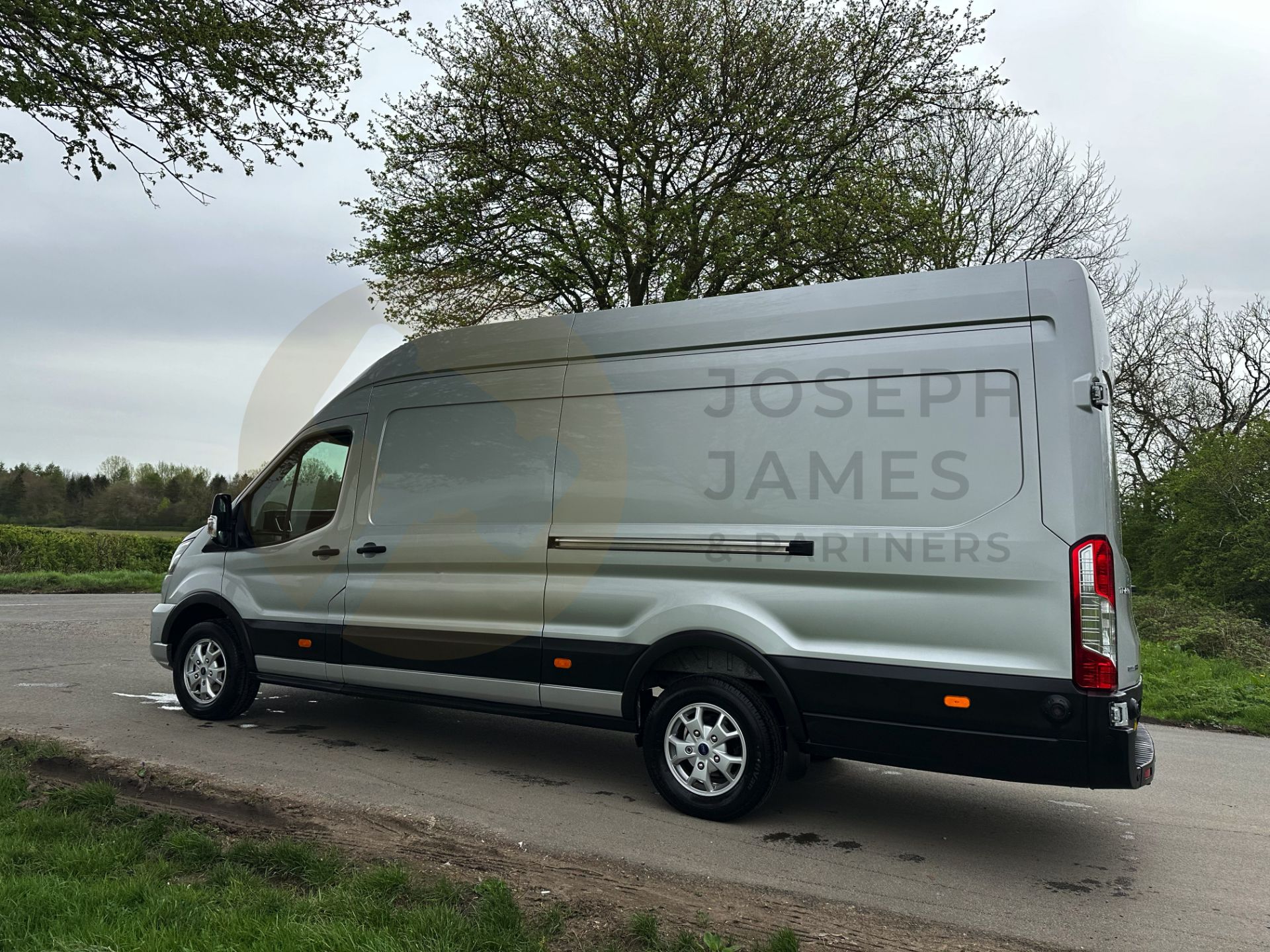 FORD TRANSIT *L4 XLWB HI-ROOF* LIMITED EDITION (2022 - FACELIFT) 2.0 TDCI 'ECOBLUE' HYBRID *EURO 6* - Image 9 of 48