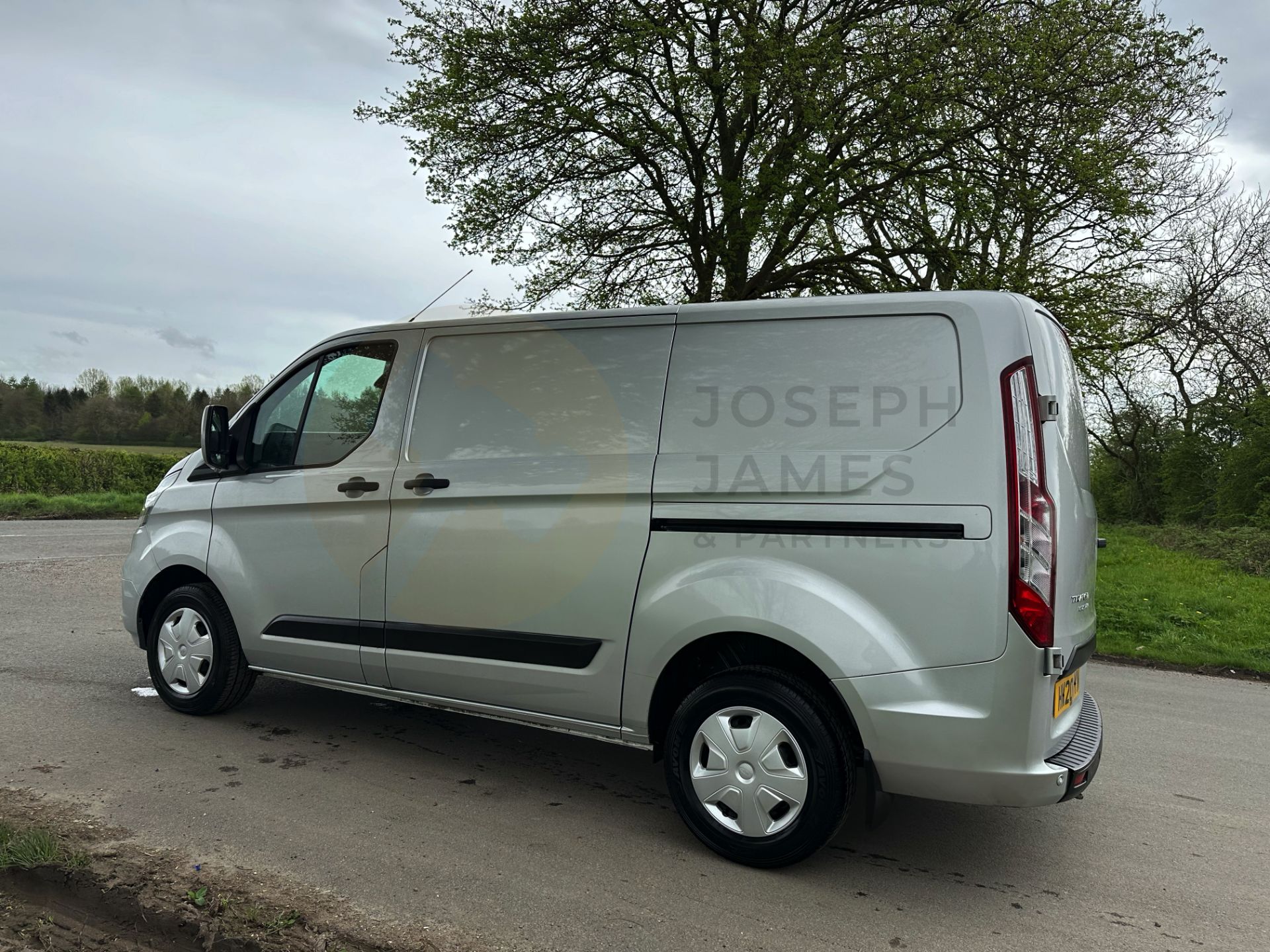 FORD TRANSIT CUSTOM "TREND" 2.0TDCI (130) 20 REG -1 OWNER- SILVER -GREAT SPEC -LOW MILEAGE - Image 9 of 38