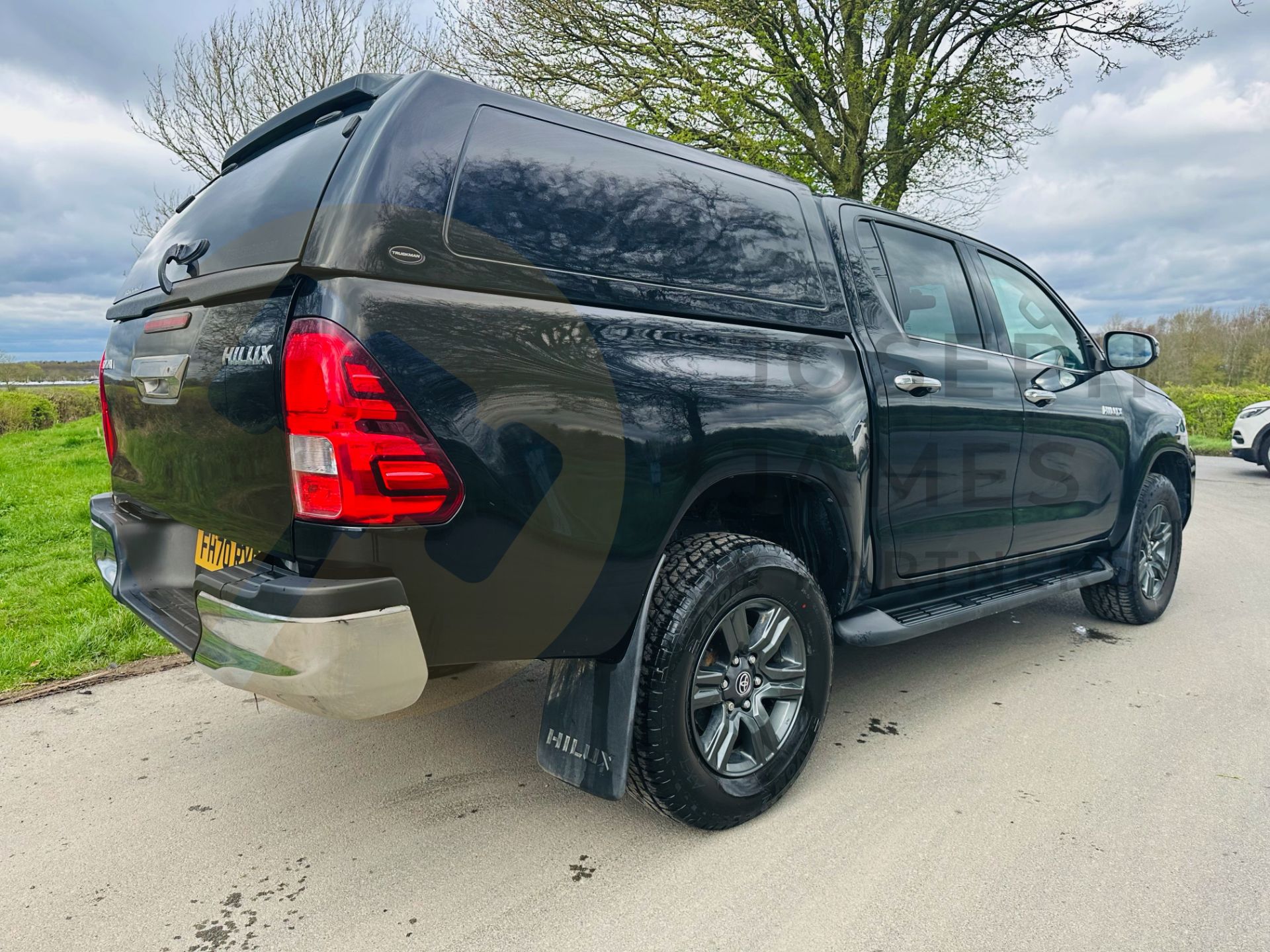 TOYOTA HILUX 2.4 D-4D AUTO - DOUBLE CAB 4 DOOR - 2021 REG (METALLIC BLACK) 1 OWNER - MASSIVE SPEC!! - Image 14 of 41