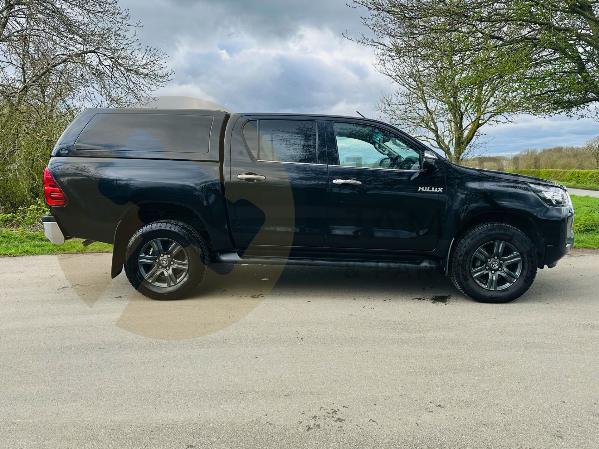 TOYOTA HILUX 2.4 D-4D AUTO - DOUBLE CAB 4 DOOR - 2021 REG (METALLIC BLACK) 1 OWNER - MASSIVE SPEC!! - Image 15 of 41