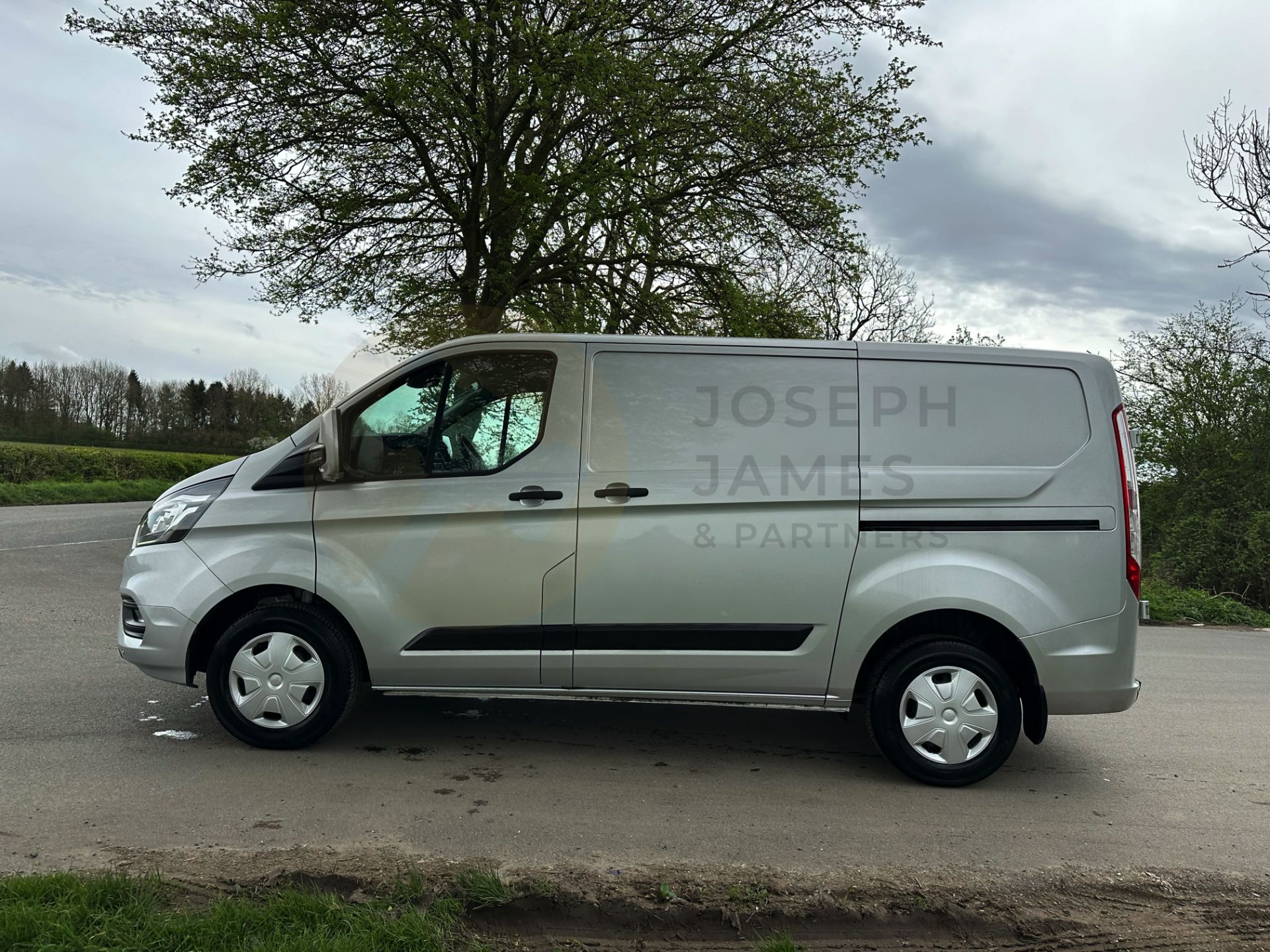 FORD TRANSIT CUSTOM "TREND" 2.0TDCI (130) 20 REG -1 OWNER- SILVER -GREAT SPEC -LOW MILEAGE - Image 8 of 38