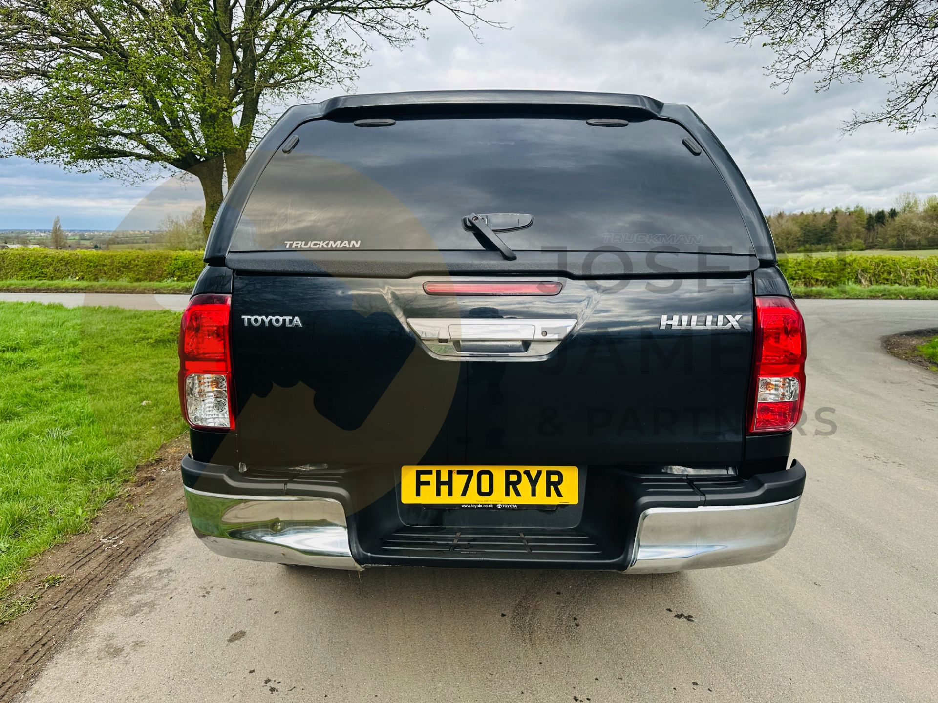 TOYOTA HILUX 2.4 D-4D AUTO - DOUBLE CAB 4 DOOR - 2021 REG (METALLIC BLACK) 1 OWNER - MASSIVE SPEC!! - Image 11 of 41