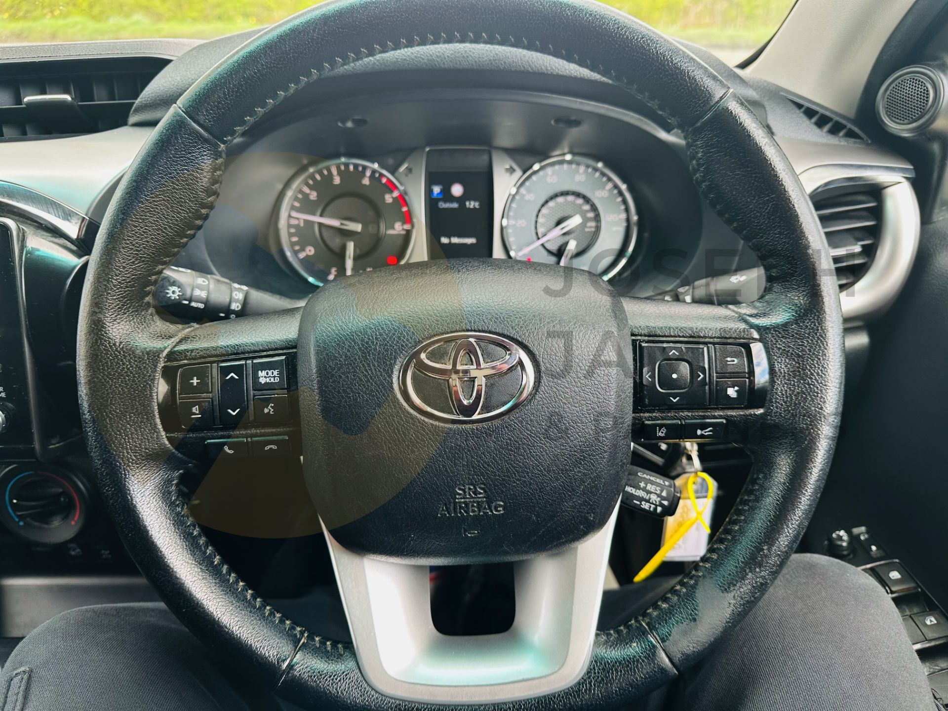 TOYOTA HILUX 2.4 D-4D AUTO - DOUBLE CAB 4 DOOR - 2021 REG (METALLIC BLACK) 1 OWNER - MASSIVE SPEC!! - Image 37 of 41