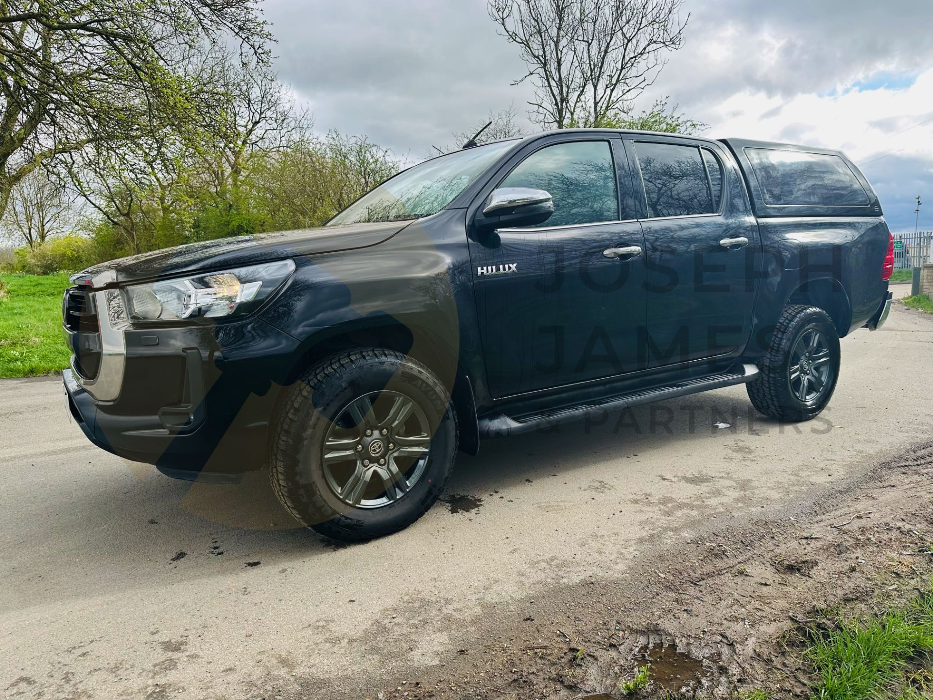 TOYOTA HILUX 2.4 D-4D AUTO - DOUBLE CAB 4 DOOR - 2021 REG (METALLIC BLACK) 1 OWNER - MASSIVE SPEC!! - Image 7 of 41