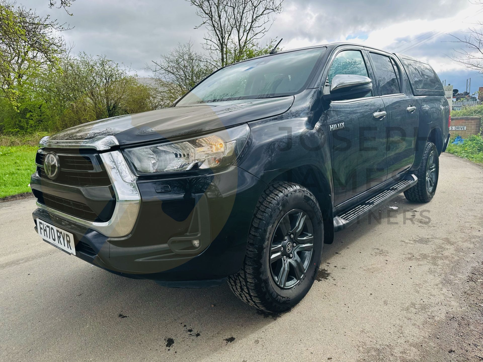 TOYOTA HILUX 2.4 D-4D AUTO - DOUBLE CAB 4 DOOR - 2021 REG (METALLIC BLACK) 1 OWNER - MASSIVE SPEC!! - Image 6 of 41