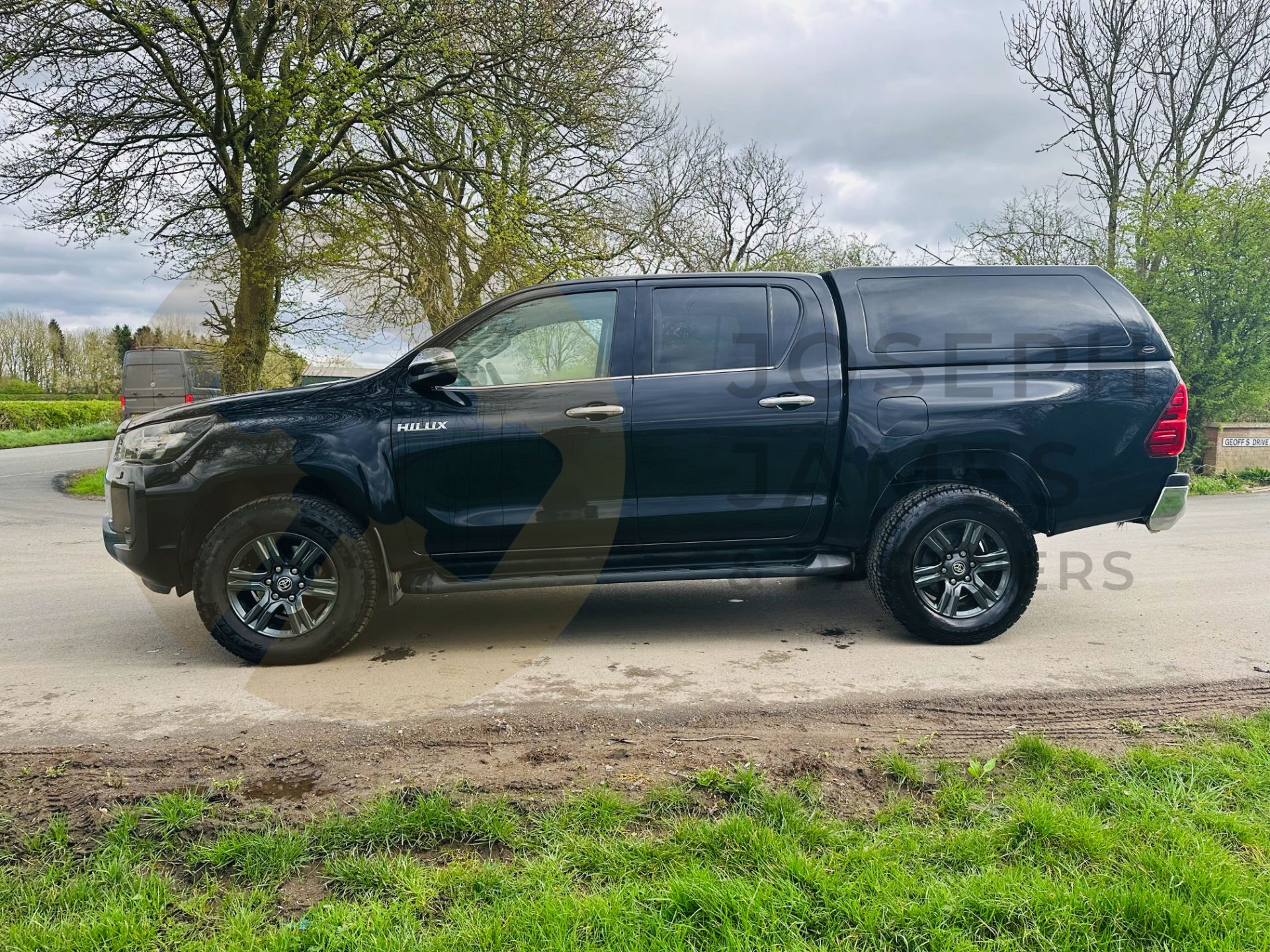 TOYOTA HILUX 2.4 D-4D AUTO - DOUBLE CAB 4 DOOR - 2021 REG (METALLIC BLACK) 1 OWNER - MASSIVE SPEC!! - Image 8 of 41