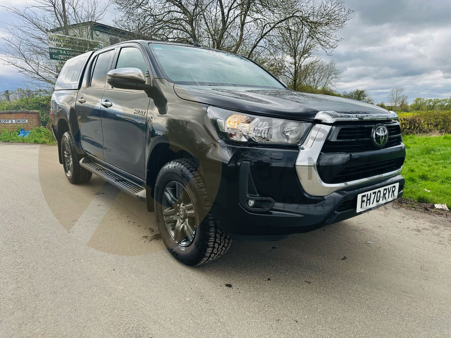 TOYOTA HILUX 2.4 D-4D AUTO - DOUBLE CAB 4 DOOR - 2021 REG (METALLIC BLACK) 1 OWNER - MASSIVE SPEC!! - Image 2 of 41