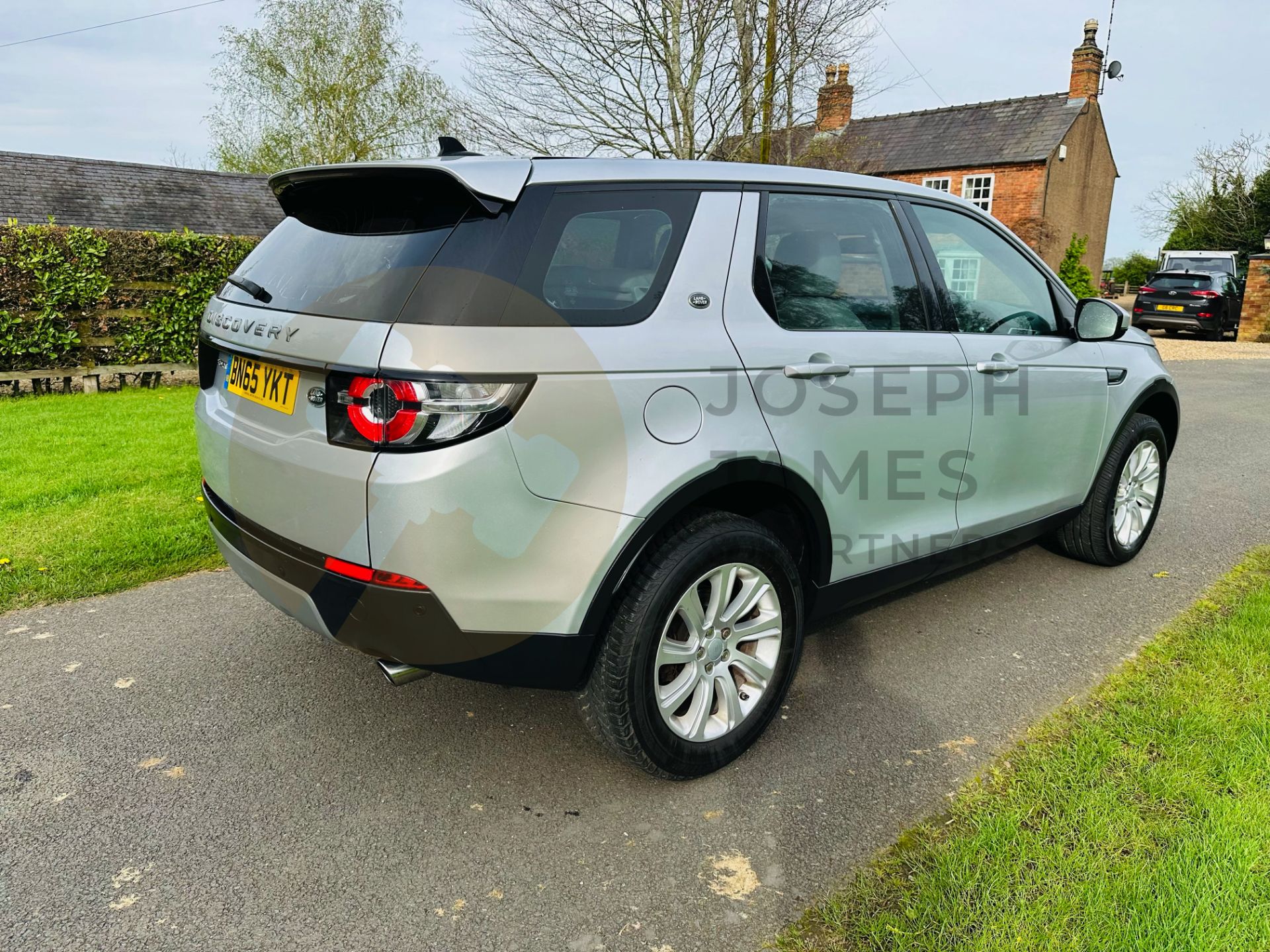 (On Sale) LAND ROVER DISCOVERY SPORT *SE TECH* 7 SEATER SUV (2016 - EURO 6) 2.0 TD4 - AUTO *NO VAT* - Image 9 of 41