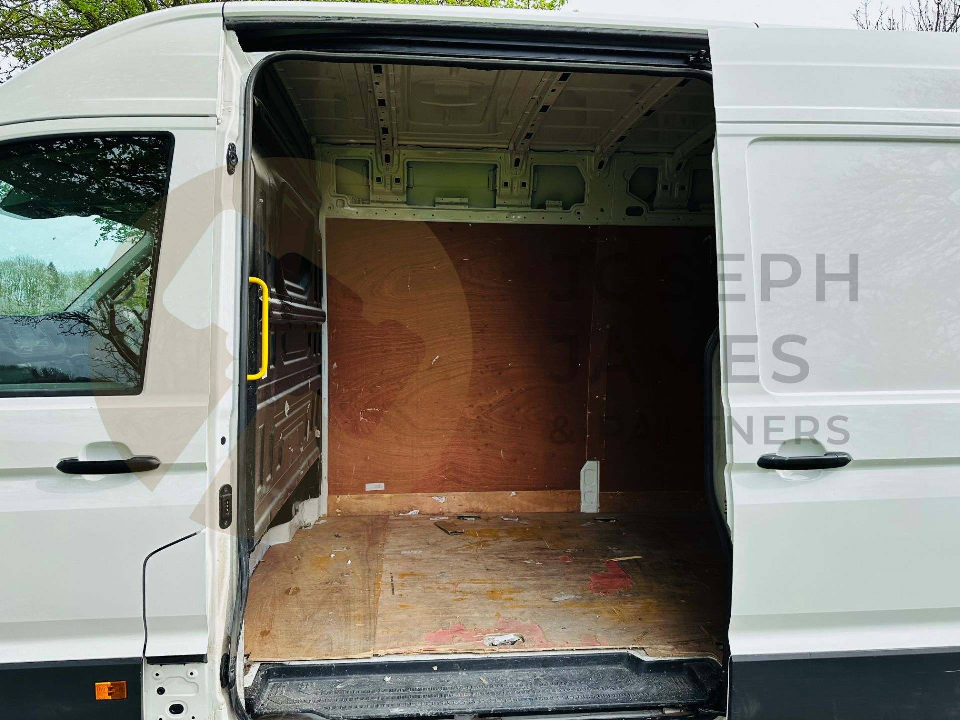 (ON SALE) VOLKSWAGEN CRAFTER CR35 *LWB HI-ROOF* (2022 - FACELIFT MODEL) 2.0 TDI 'BLUE-MOTION' - Image 12 of 27