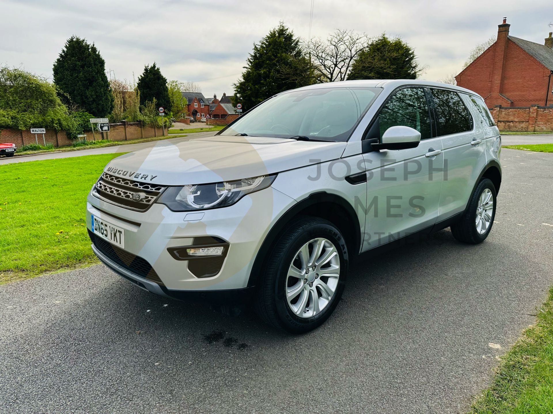 (On Sale) LAND ROVER DISCOVERY SPORT *SE TECH* 7 SEATER SUV (2016 - EURO 6) 2.0 TD4 - AUTO *NO VAT* - Image 4 of 41