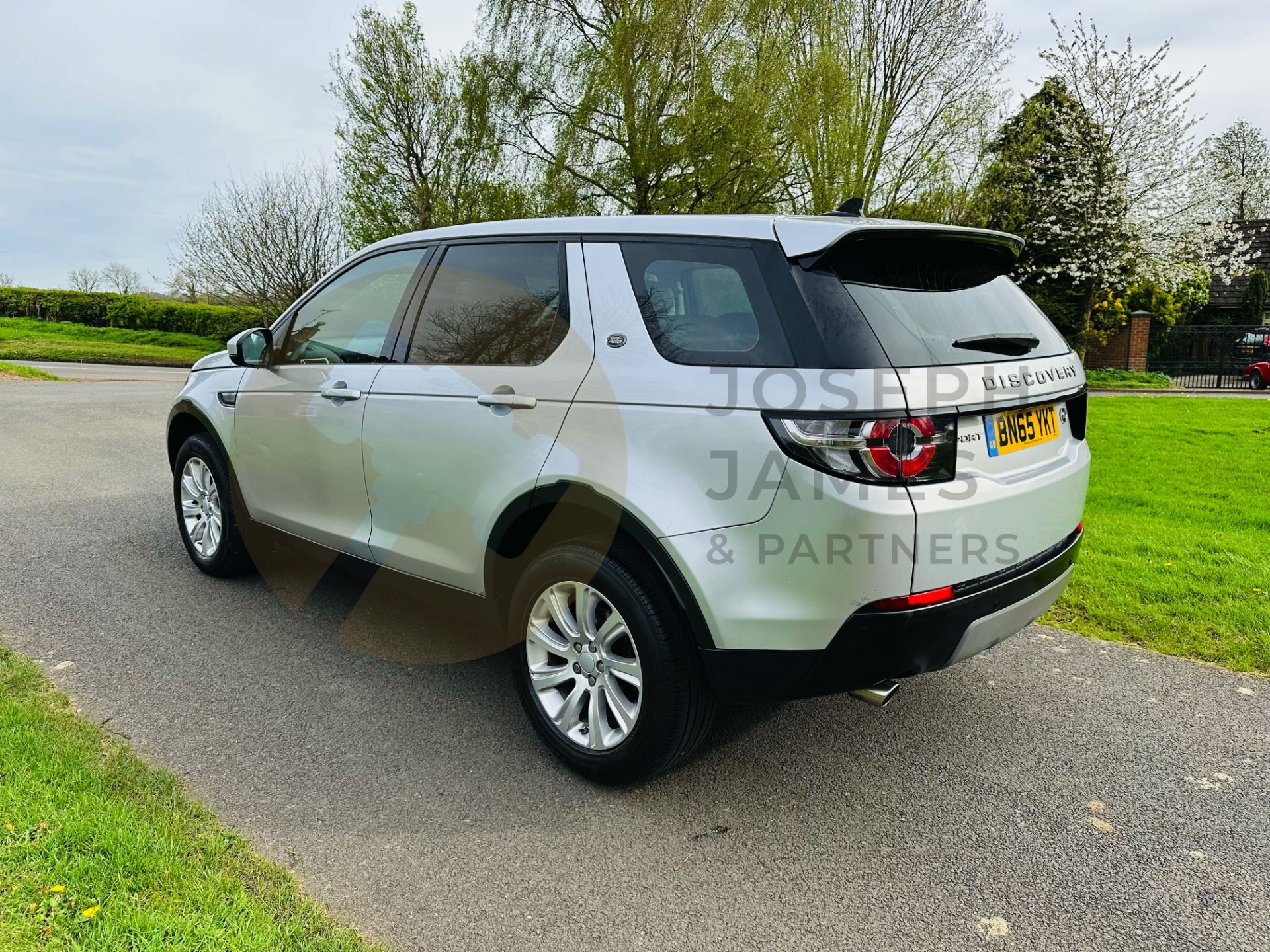 (On Sale) LAND ROVER DISCOVERY SPORT *SE TECH* 7 SEATER SUV (2016 - EURO 6) 2.0 TD4 - AUTO *NO VAT* - Image 7 of 41