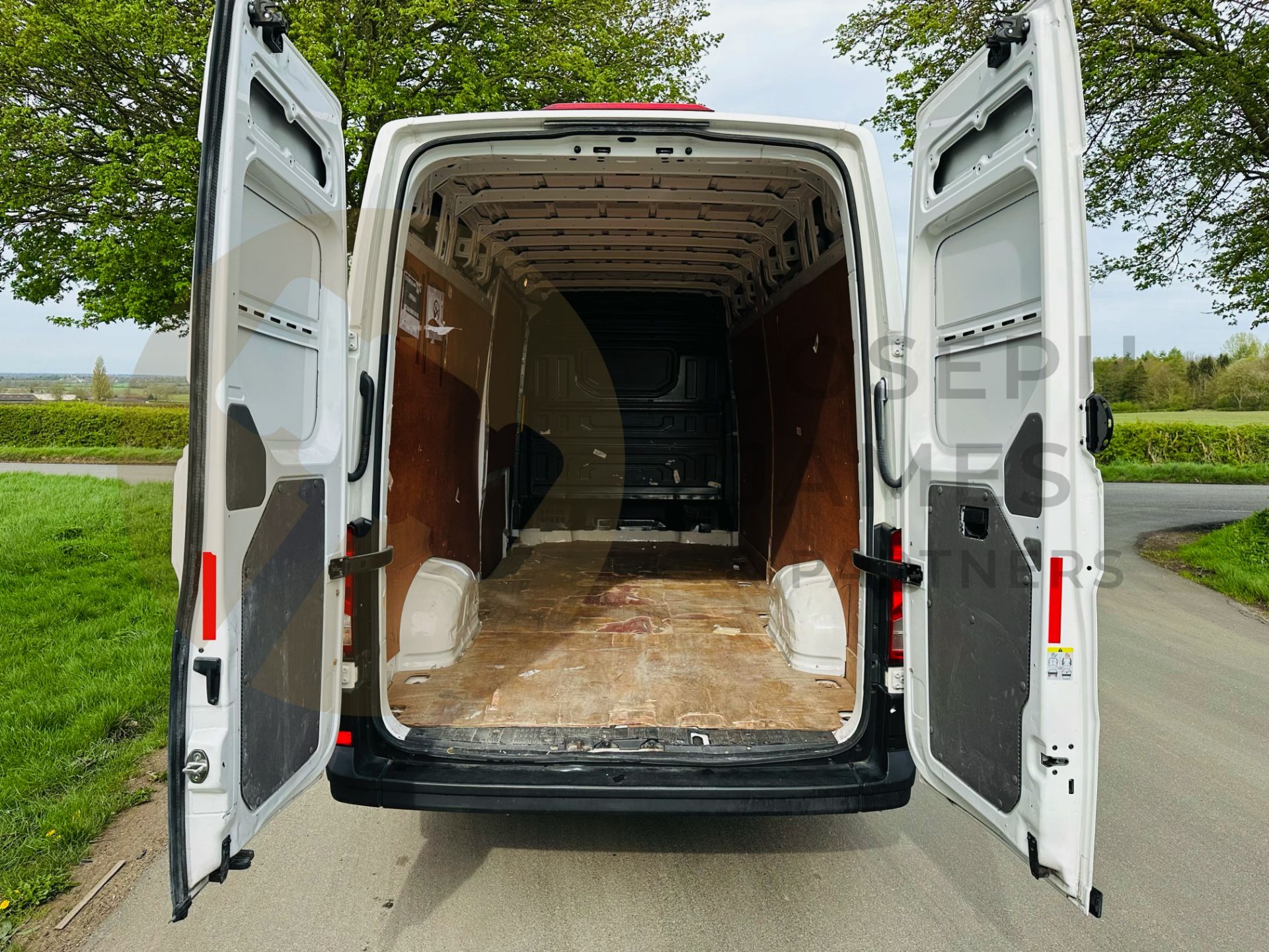 (ON SALE) VOLKSWAGEN CRAFTER CR35 *LWB HI-ROOF* (2022 - FACELIFT MODEL) 2.0 TDI 'BLUE-MOTION' - Image 11 of 27