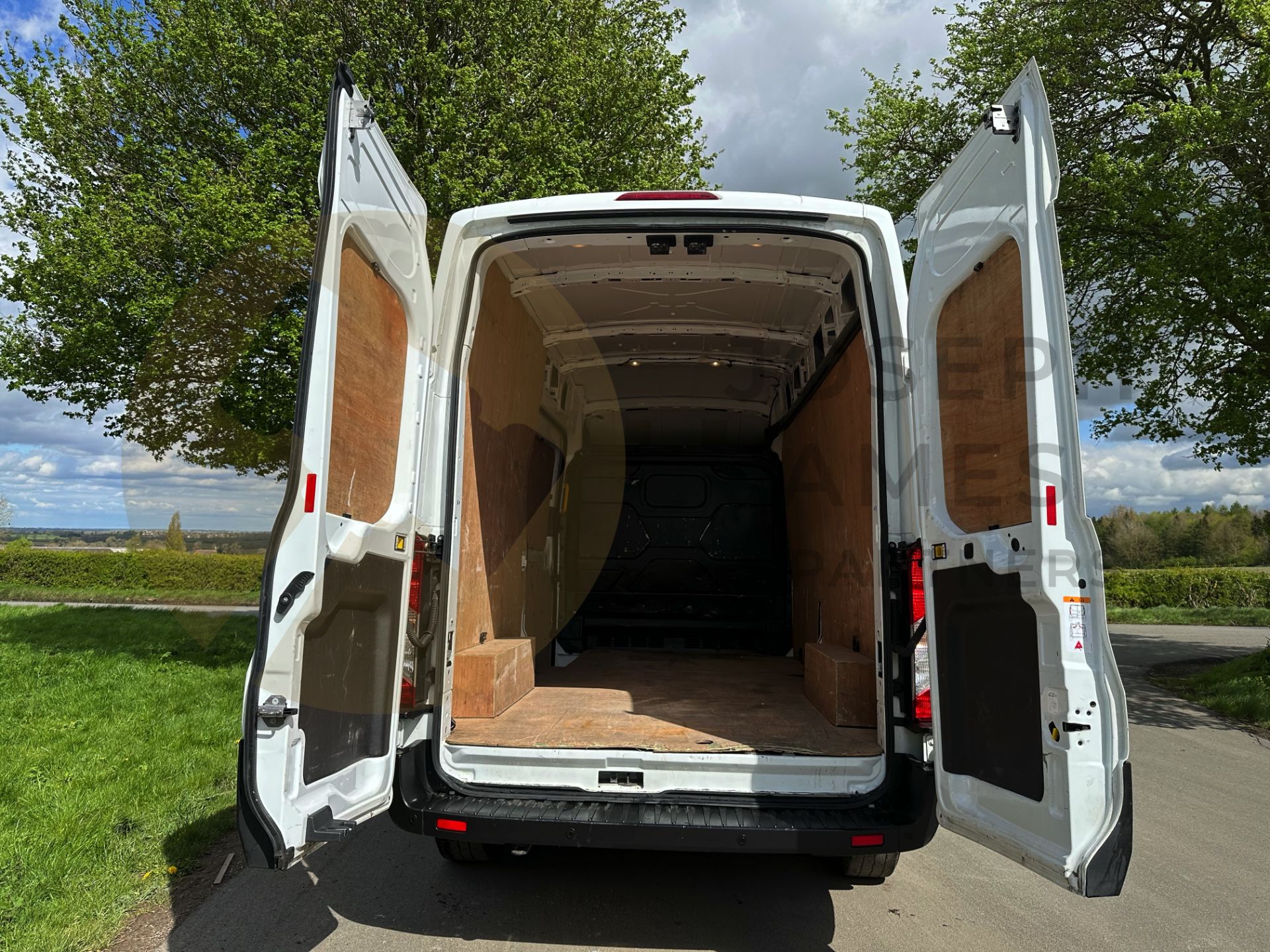 FORD TRANSIT 130 T350 *LEADER EDITION* LWB HI-ROOF (2022 FACELIFT MODEL) 2.0 TDCI 'ECOBLUE' *EURO 6* - Image 24 of 43