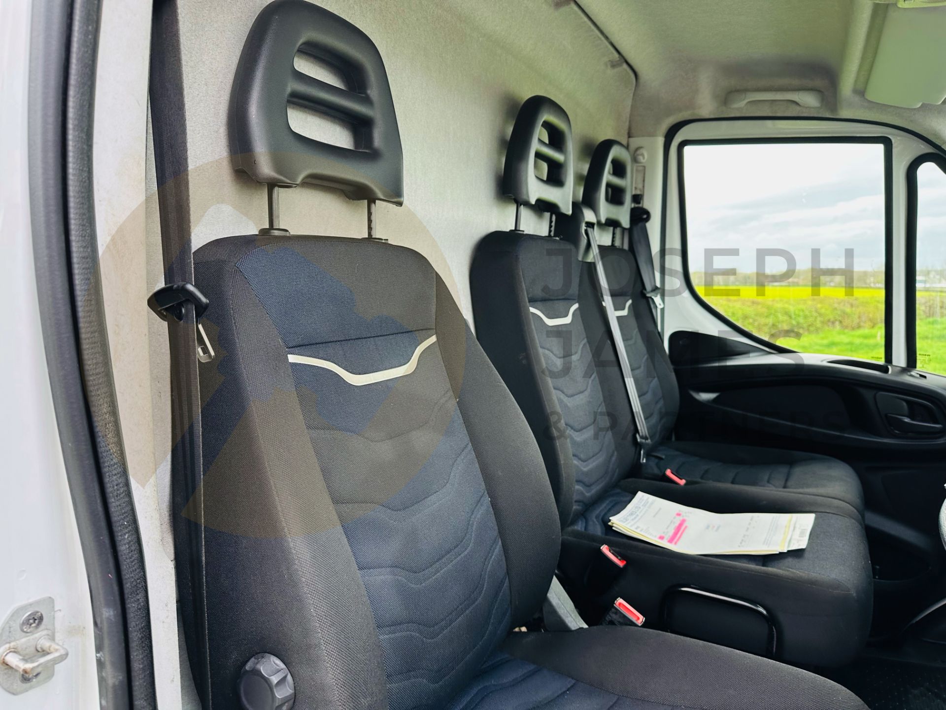 IVECO DAILY 35-140 LONG WHEEL BASE HIFG ROOF - 2021 REG (NEW SHAPE) ONLY 85K MILES - AIR CON - LOOK! - Image 21 of 30