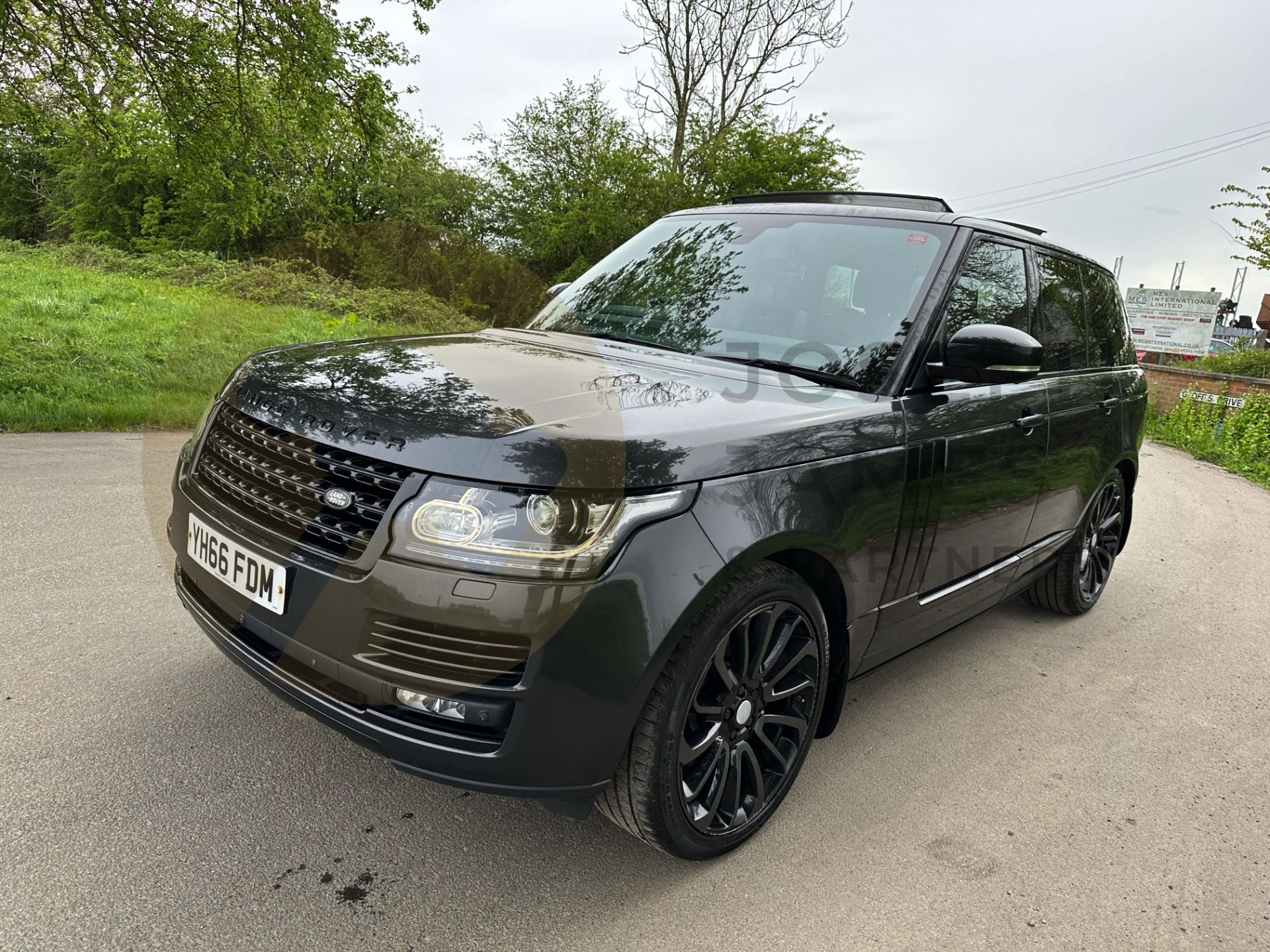 RANGE ROVER VOGUE *AUTOBIOGRAPHY* SUV (2017 - EURO 6) 3.0 TDV6 - AUTOMATIC *ULTIMATE SPEC* (NO VAT) - Image 5 of 63