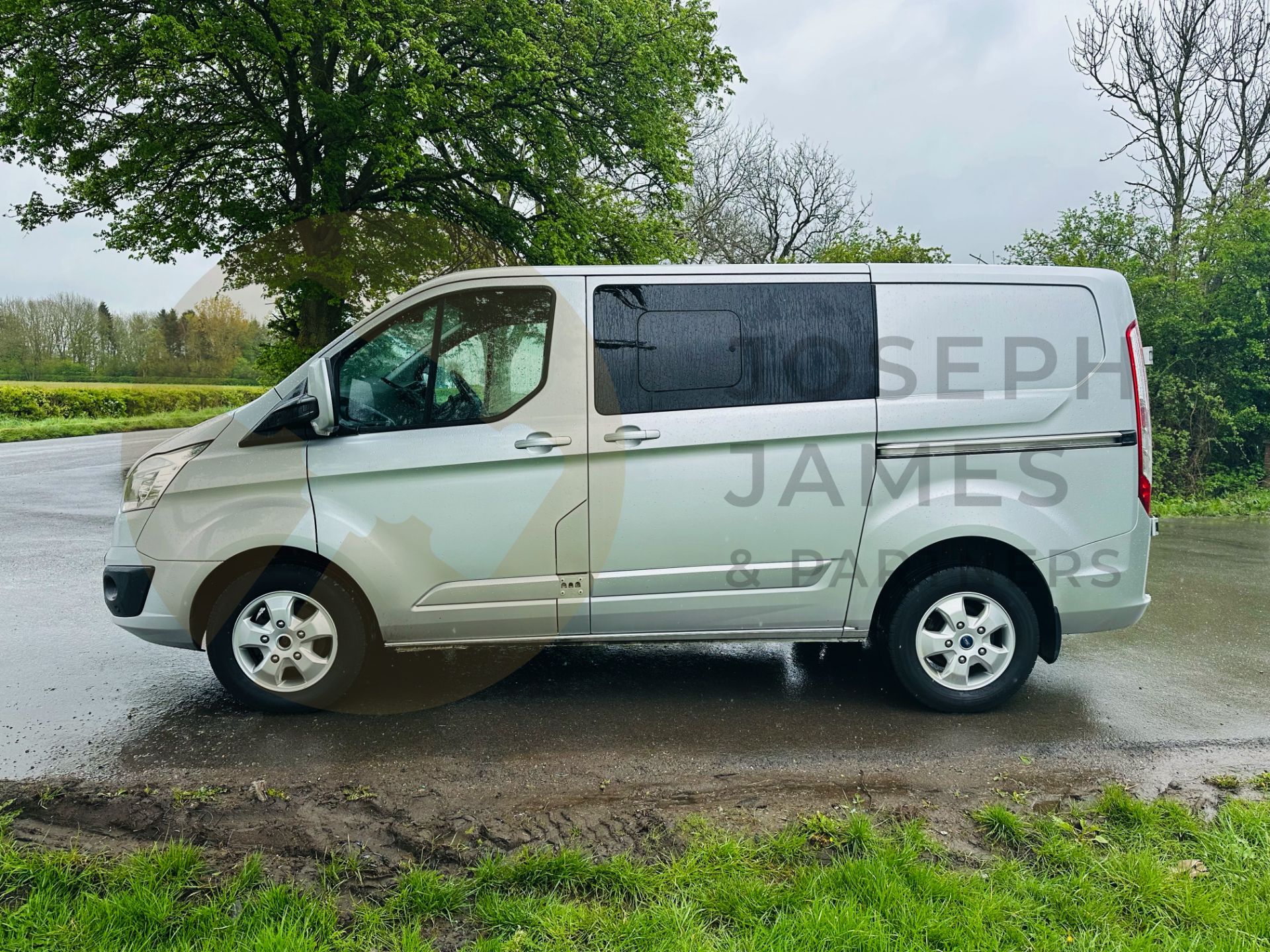 (ON SALE) FORD TRANSIT CUSTOM *LIMITED* 6 SEATER CREW VAN (2018 - EURO 6) 2.0 TDCI - 6 SPEED *U-LEZ* - Image 6 of 37