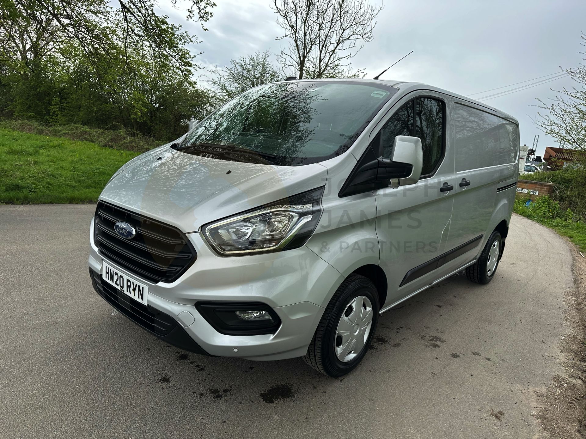 (ON SALE) FORD TRANSIT CUSTOM "TREND" 2.0TDCI (130) 20 REG -1 OWNER- SILVER -GREAT SPEC -LOW MILEAGE - Image 5 of 38