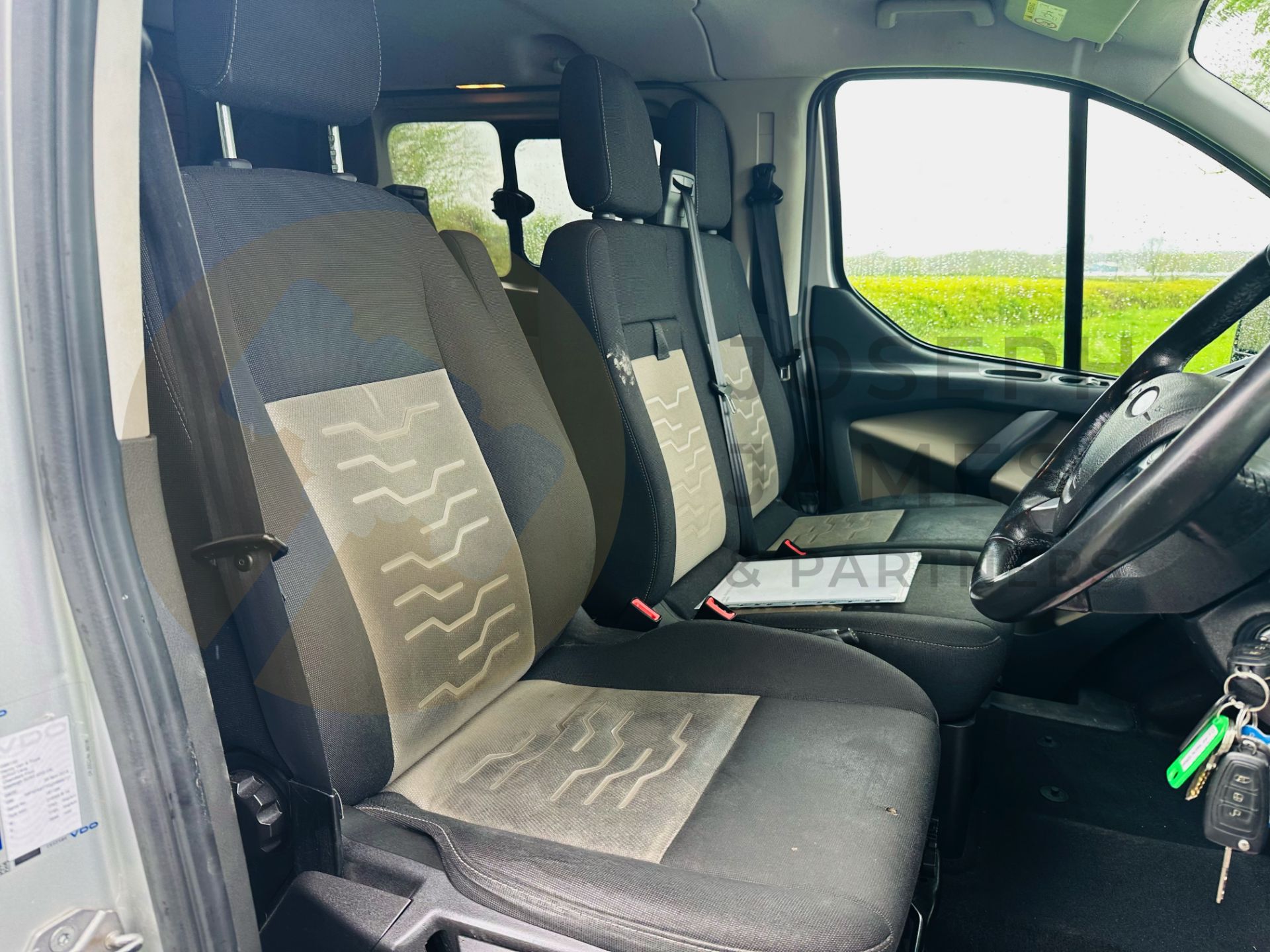 (ON SALE) FORD TRANSIT CUSTOM *LIMITED* 6 SEATER CREW VAN (2018 - EURO 6) 2.0 TDCI - 6 SPEED *U-LEZ* - Image 23 of 37