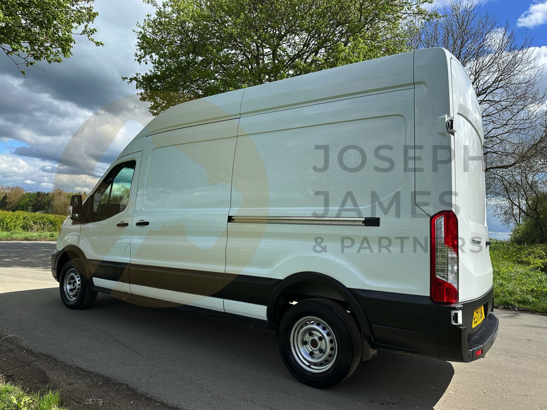 FORD TRANSIT 130 T350 *LEADER EDITION* LWB HI-ROOF (2022 FACELIFT MODEL) 2.0 TDCI 'ECOBLUE' *EURO 6* - Image 9 of 43