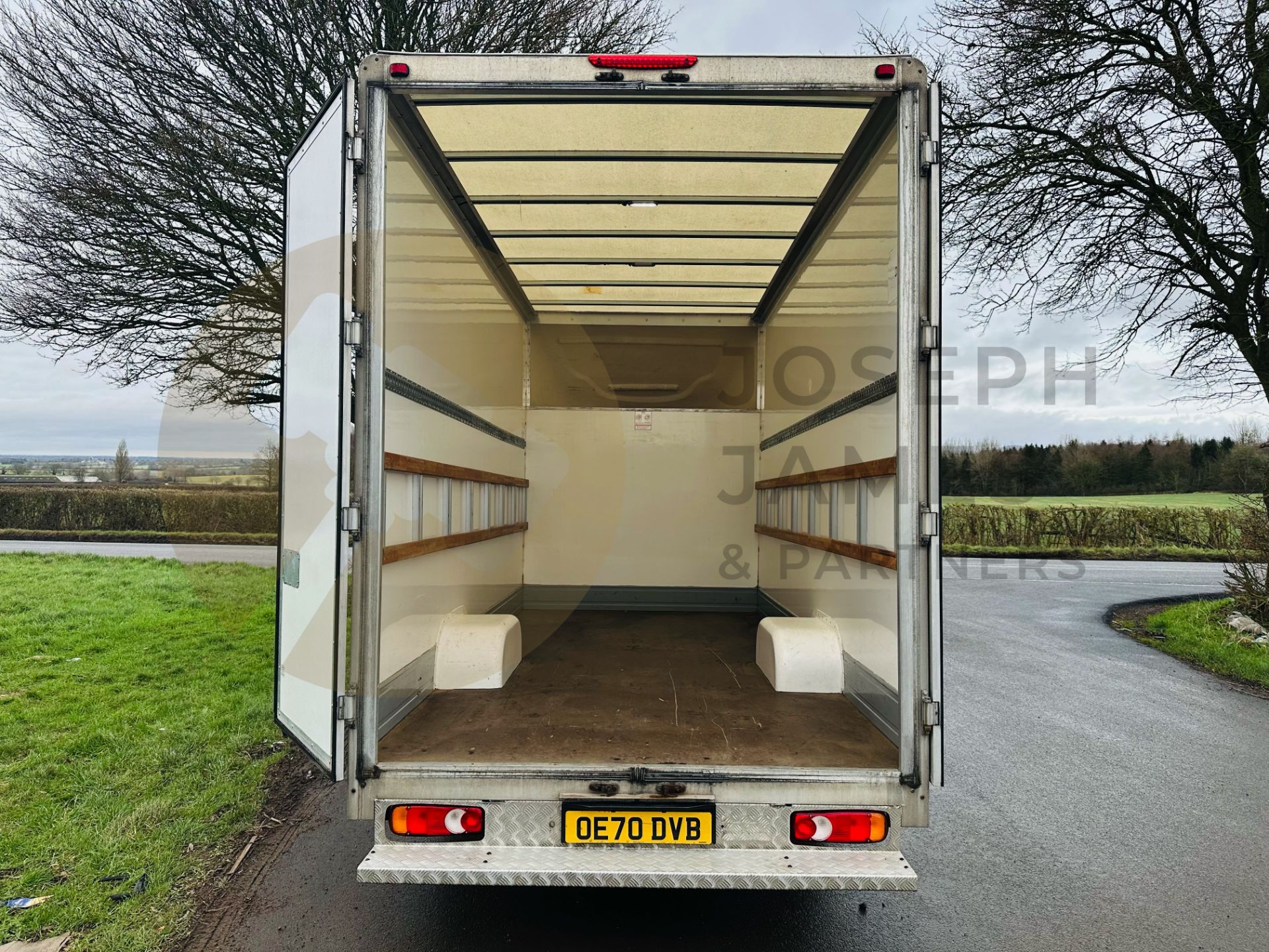 MAN TGE 3.140 *LWB - LOW LOADER / LUTON BOX* (2021 - EURO 6) 2.0 TDI - 6 SPEED *AIR CON* (3500 KG) - Image 17 of 33