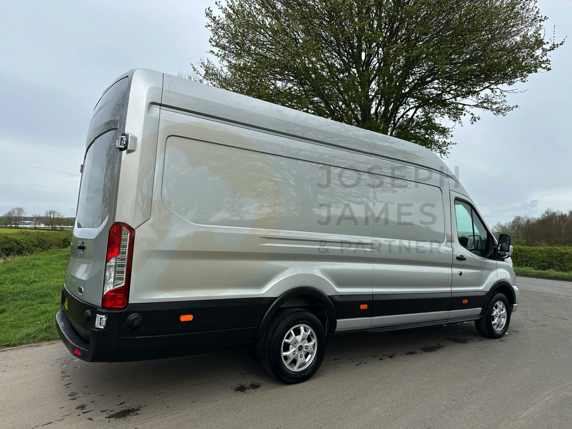 FORD TRANSIT *L4 XLWB HI-ROOF* LIMITED EDITION (2022 - FACELIFT) 2.0 TDCI 'ECOBLUE' HYBRID *EURO 6* - Image 13 of 48