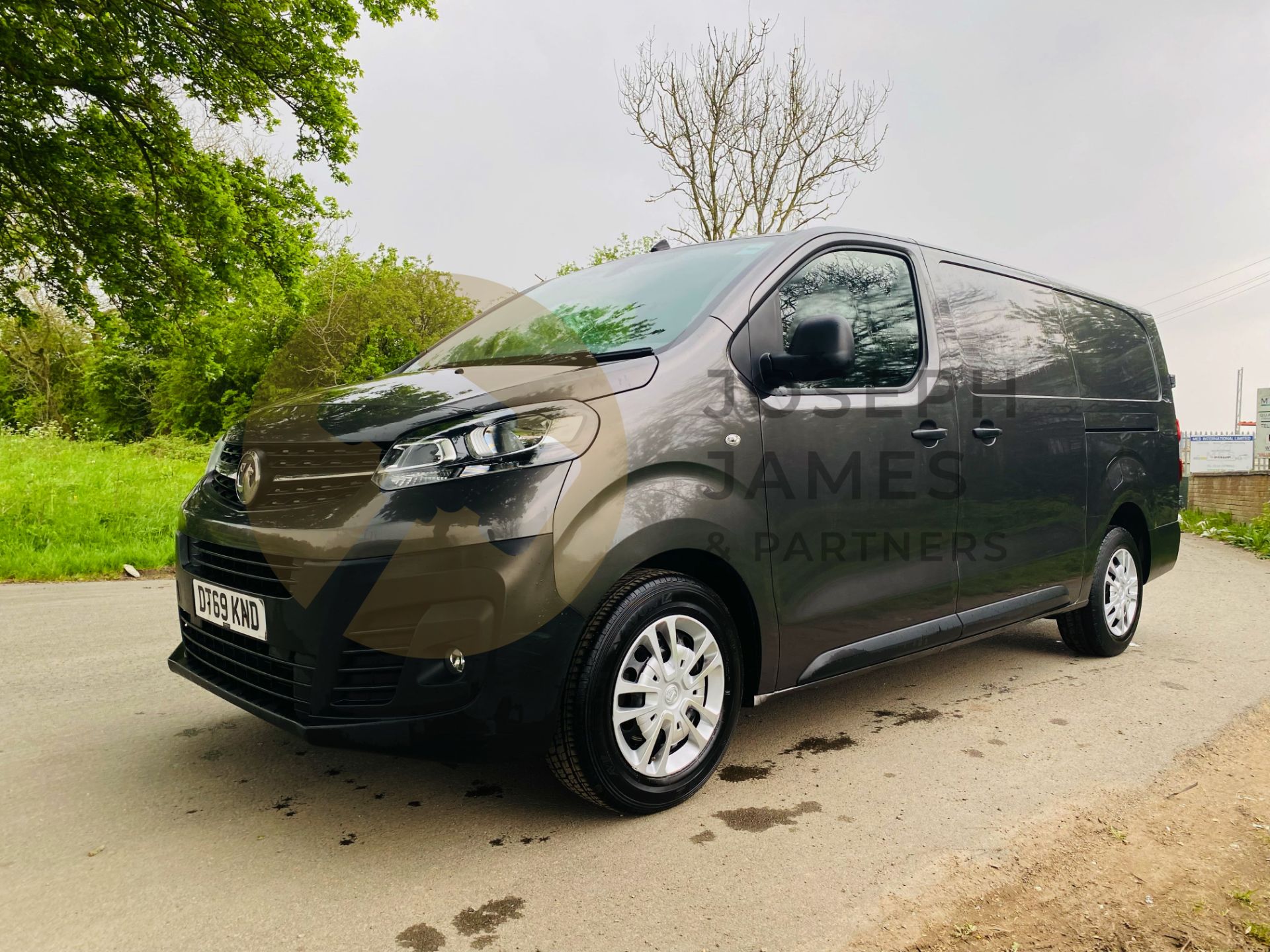 (On Sale) VAUXHALL VIVARO "DYNAMIC" 2.0CDTI (120) LWB 3100 (2020) AIR CON - ONLY 80K MILES - 1 OWNER - Image 4 of 19