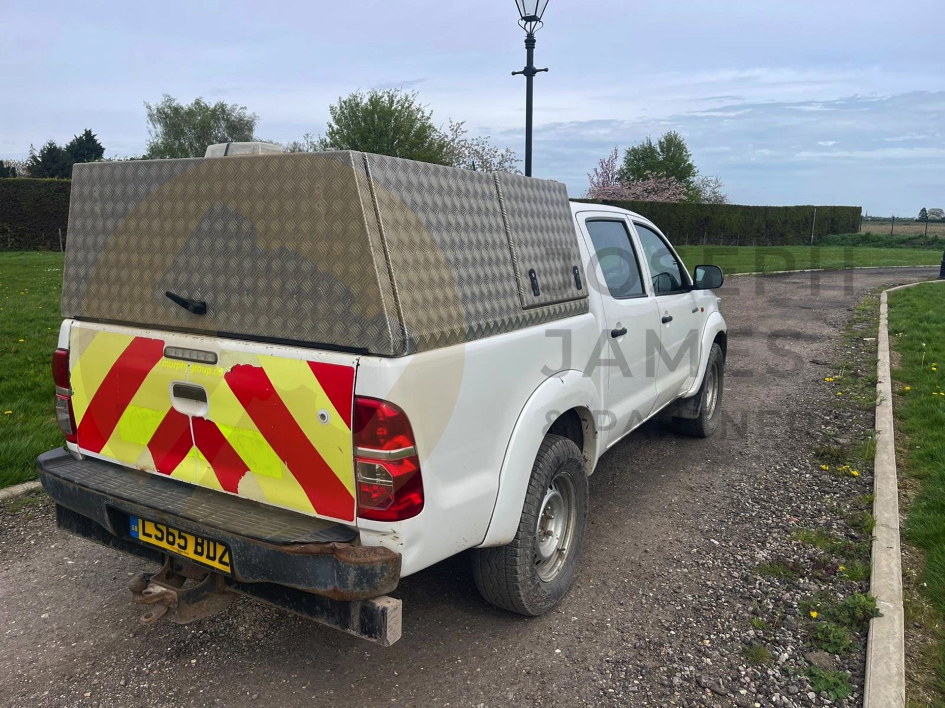 TOYOTA HILUX 2.4 D-4D *ACTIVE D/C EDITION* - 2016 MODEL - 4 X 4 - REAR CANOPY - Image 6 of 11