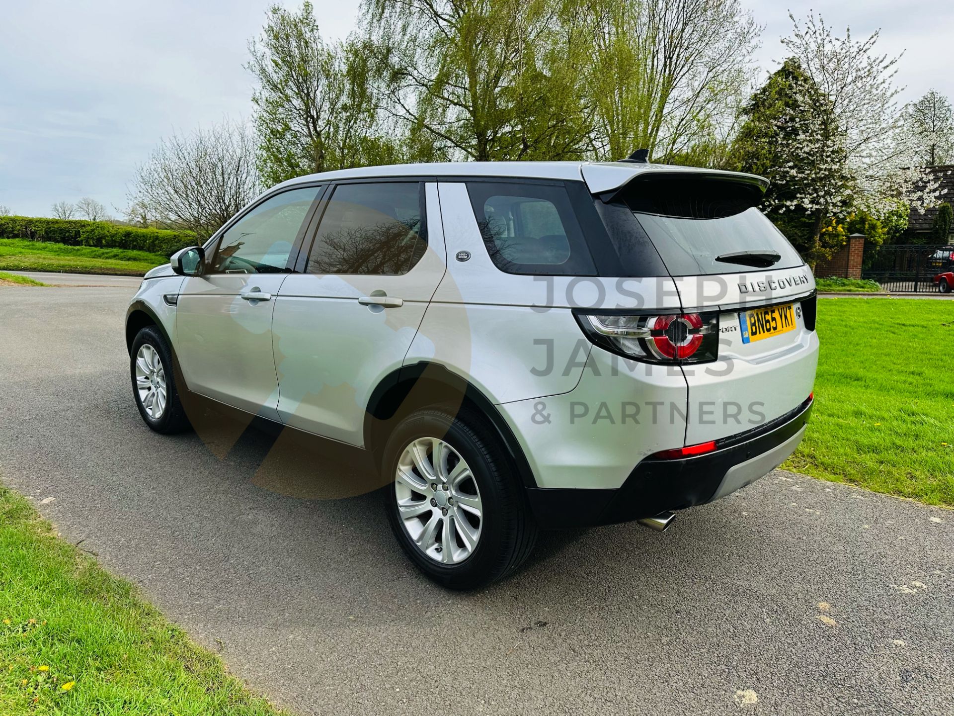 (ON SALE) LAND ROVER DISCOVERY SPORT *SE TECH* 7 SEATER SUV (2016 - EURO 6) 2.0 TD4 - AUTO *NO VAT* - Image 7 of 41