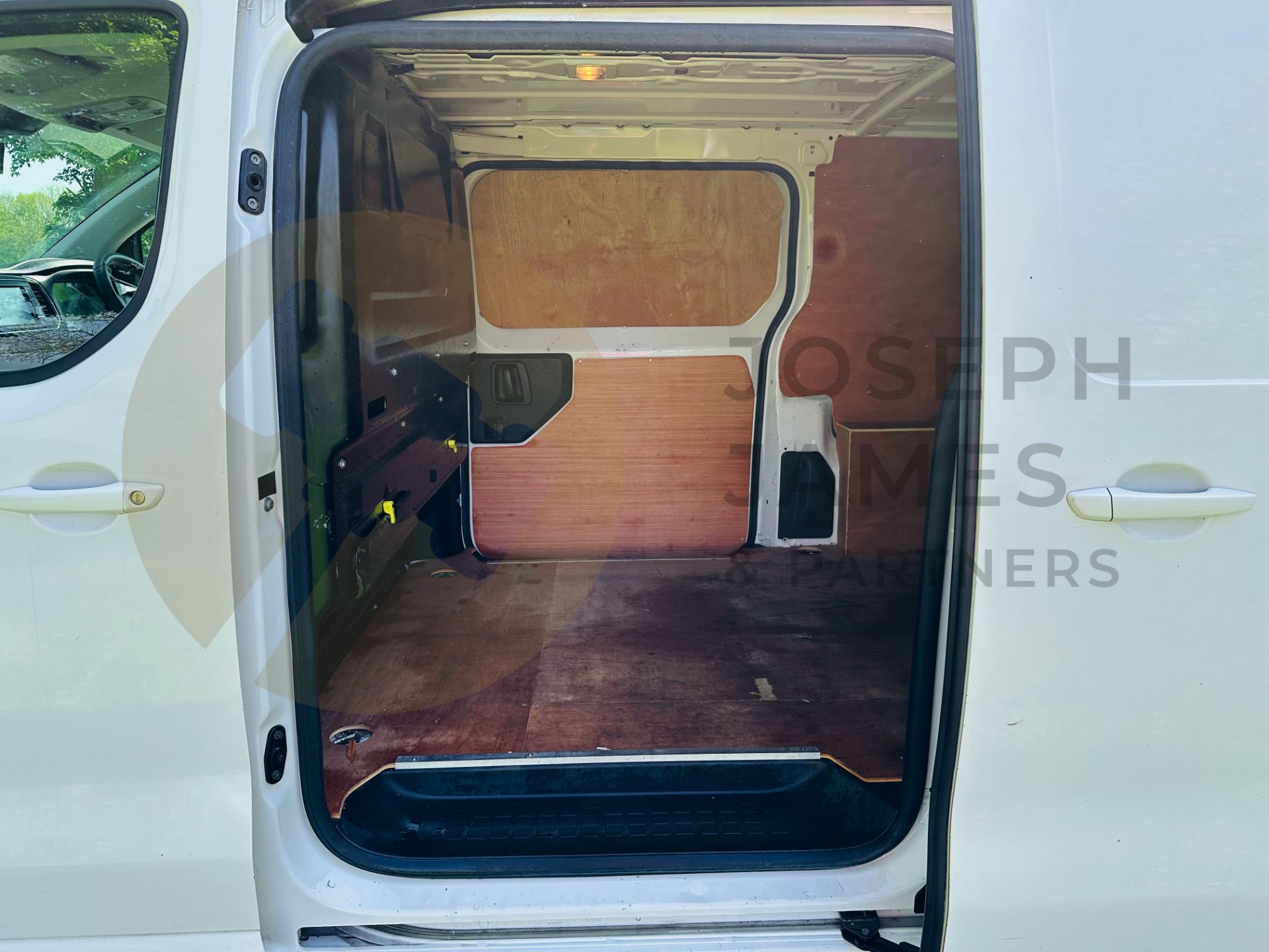 (On Sale) VAUXHALL VIVARO 2900 S/S *SPORTIVE EDITION* EXTENDED FRAME (BLUEINJECTION) - 2020 MODEL - Image 14 of 32