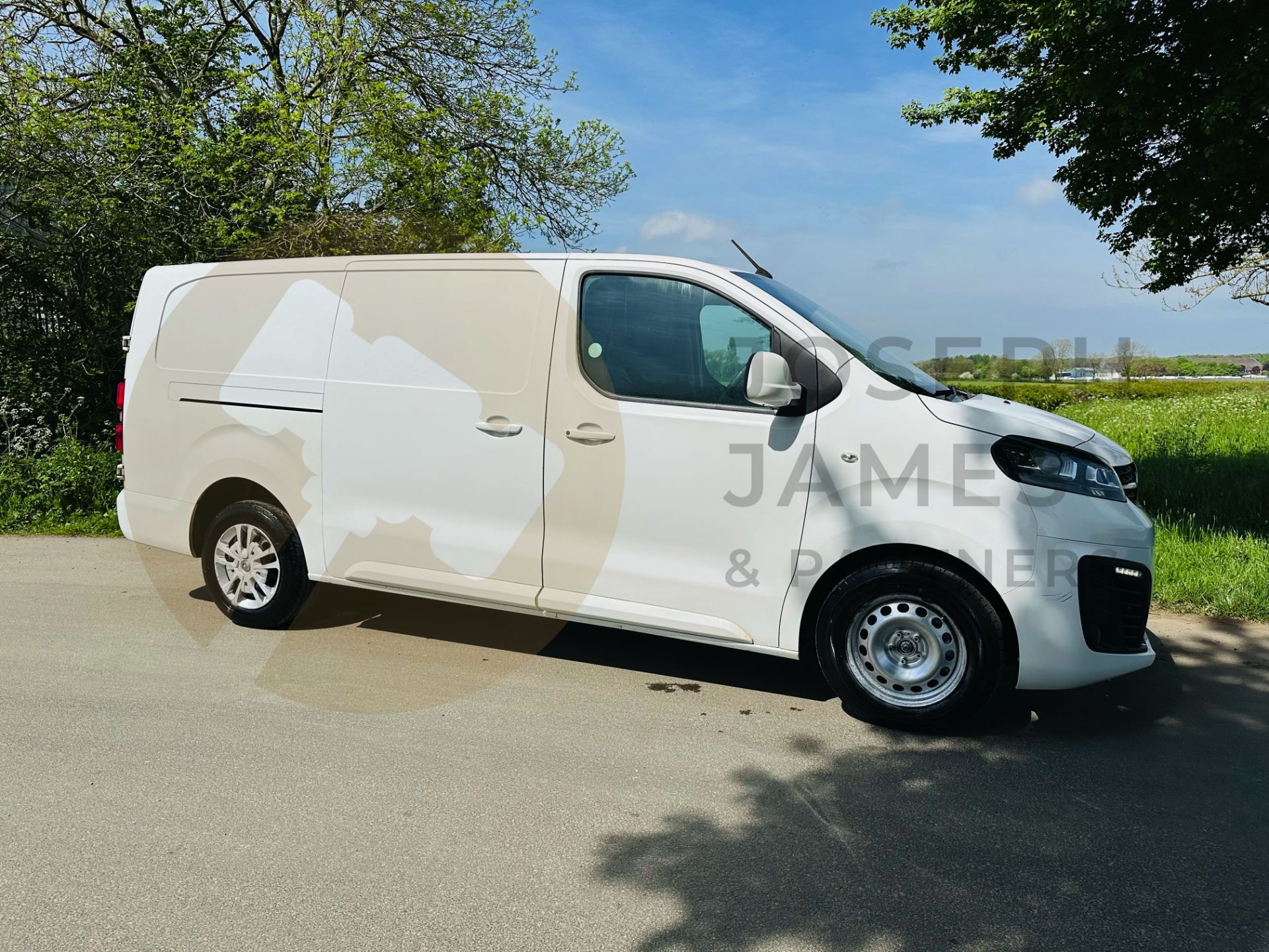 (On Sale) VAUXHALL VIVARO 2900 S/S *SPORTIVE EDITION* EXTENDED FRAME (BLUEINJECTION) - 2020 MODEL