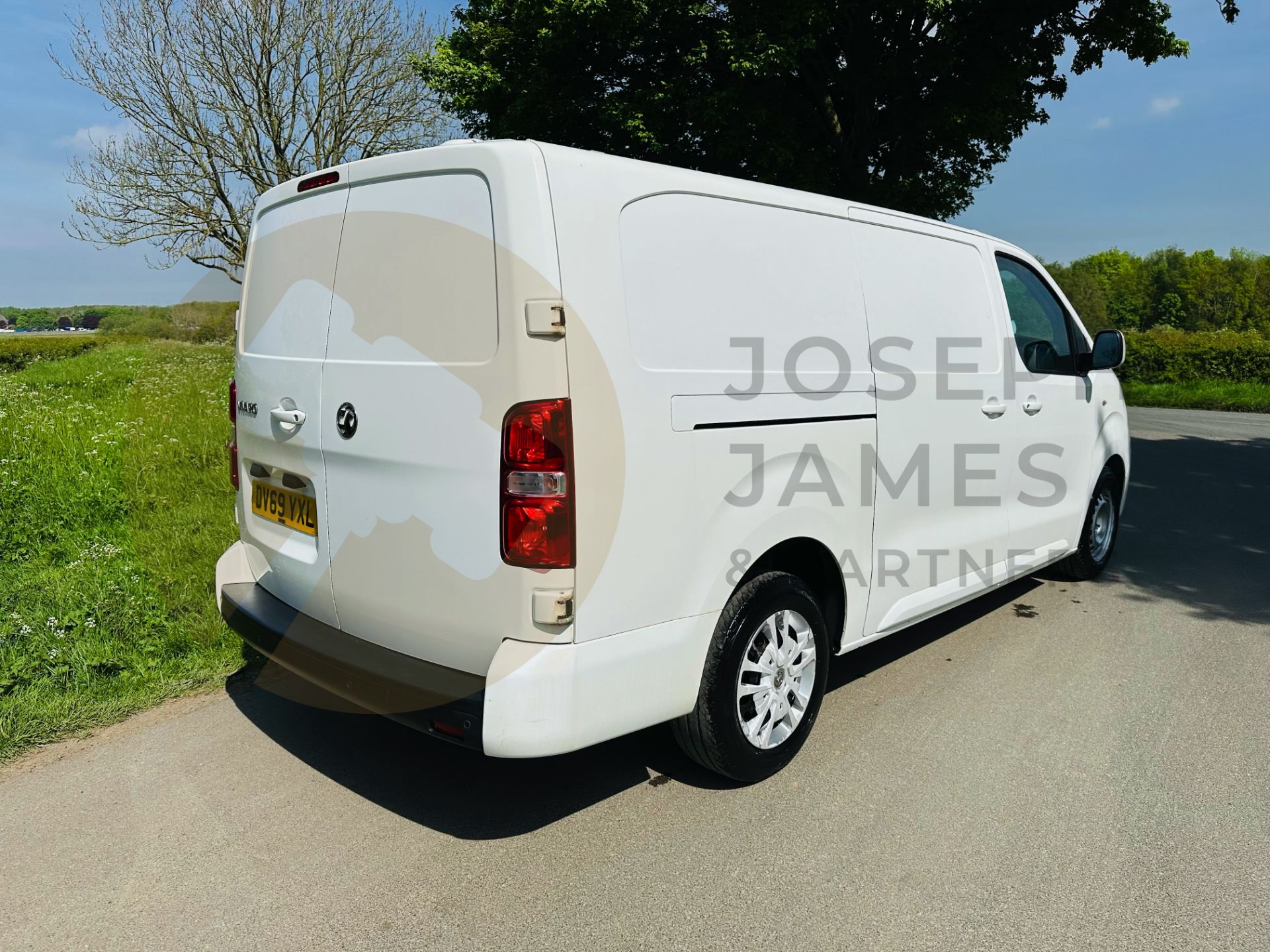 (On Sale) VAUXHALL VIVARO 2900 S/S *SPORTIVE EDITION* EXTENDED FRAME (BLUEINJECTION) - 2020 MODEL - Image 9 of 32