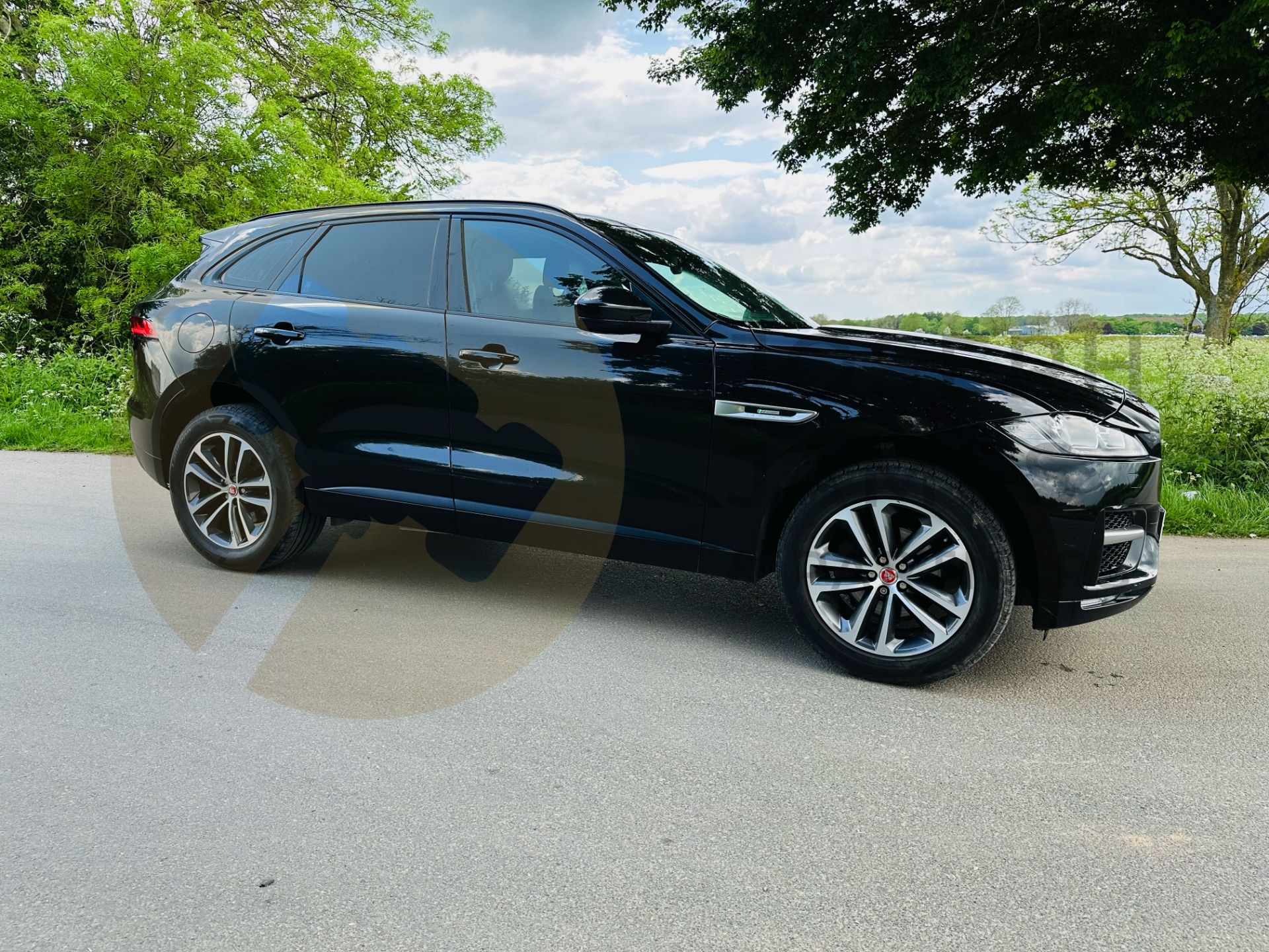 ON SALE JAGUAR F-PACE D180 *R-SPORT EDITION* AUTOMATIC - 17 REG -ULEZ COMPLAINT- IN SANTORINI BLACK