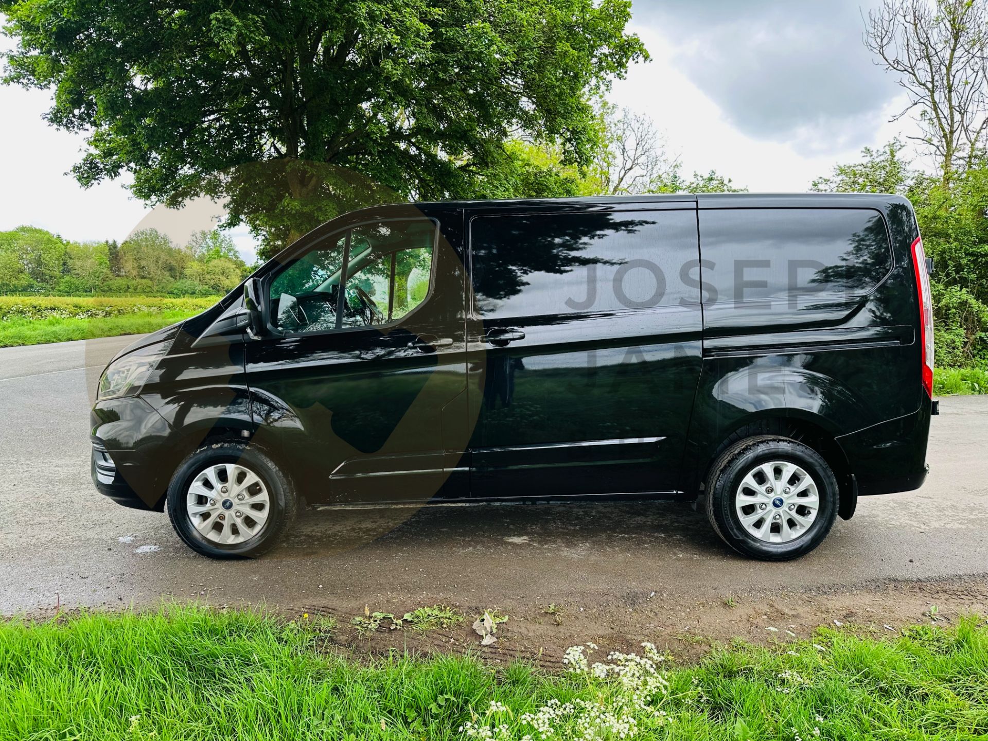 (ON SALE) FORD TRANSIT CUSTOM "LIMITED" 170PSI (280) *AUTO" 2.0TDCI (20 REG) AC -HEATED SEATS-EURO 6 - Image 6 of 31