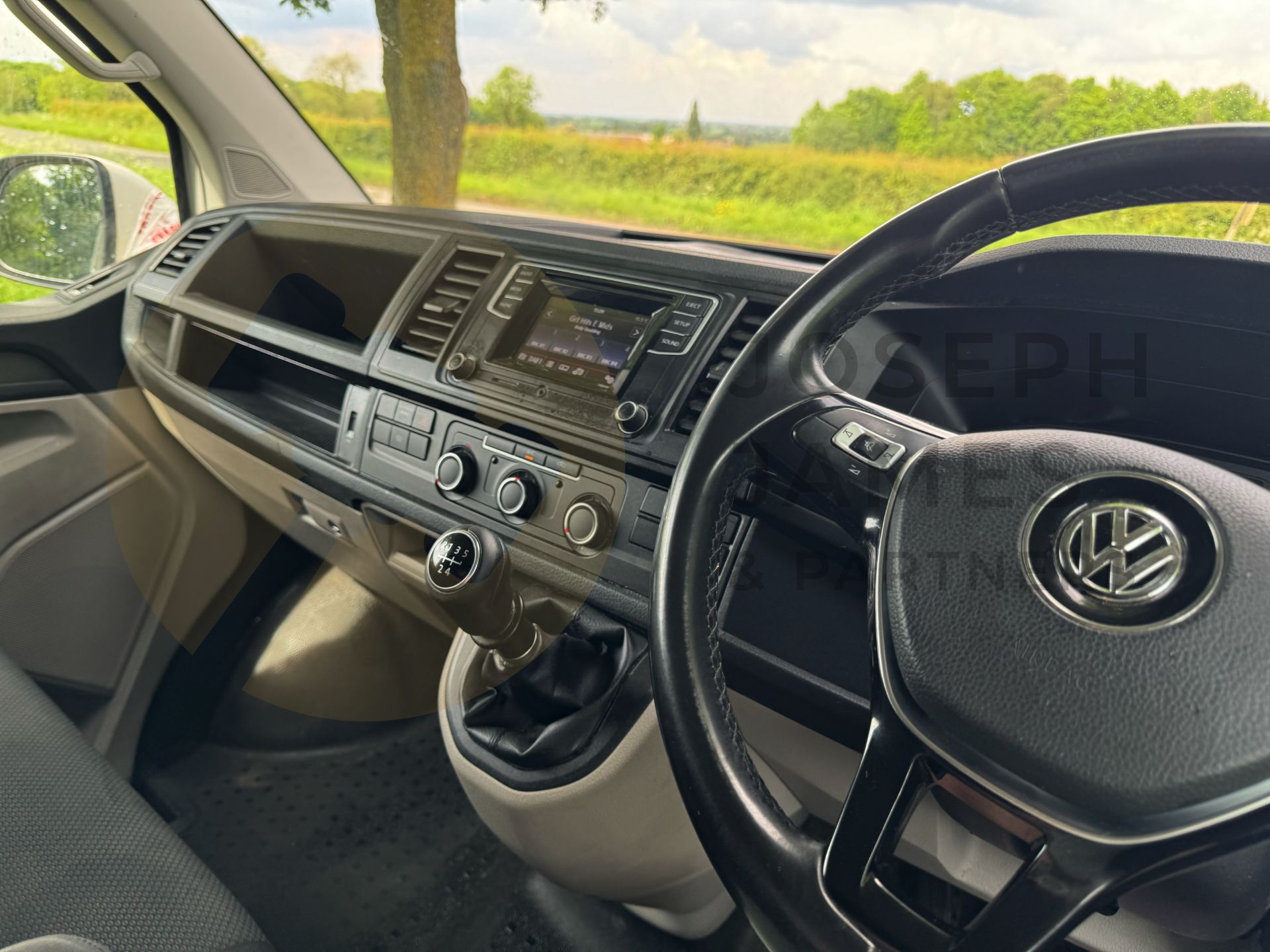 VOLKSWAGEN TRANSPORTER *HIGHLINE EDITION* SWB PANEL VAN (2016 MODEL) 2.0 TDI 'BLUEMOTION' 6 SPEED - Image 32 of 44