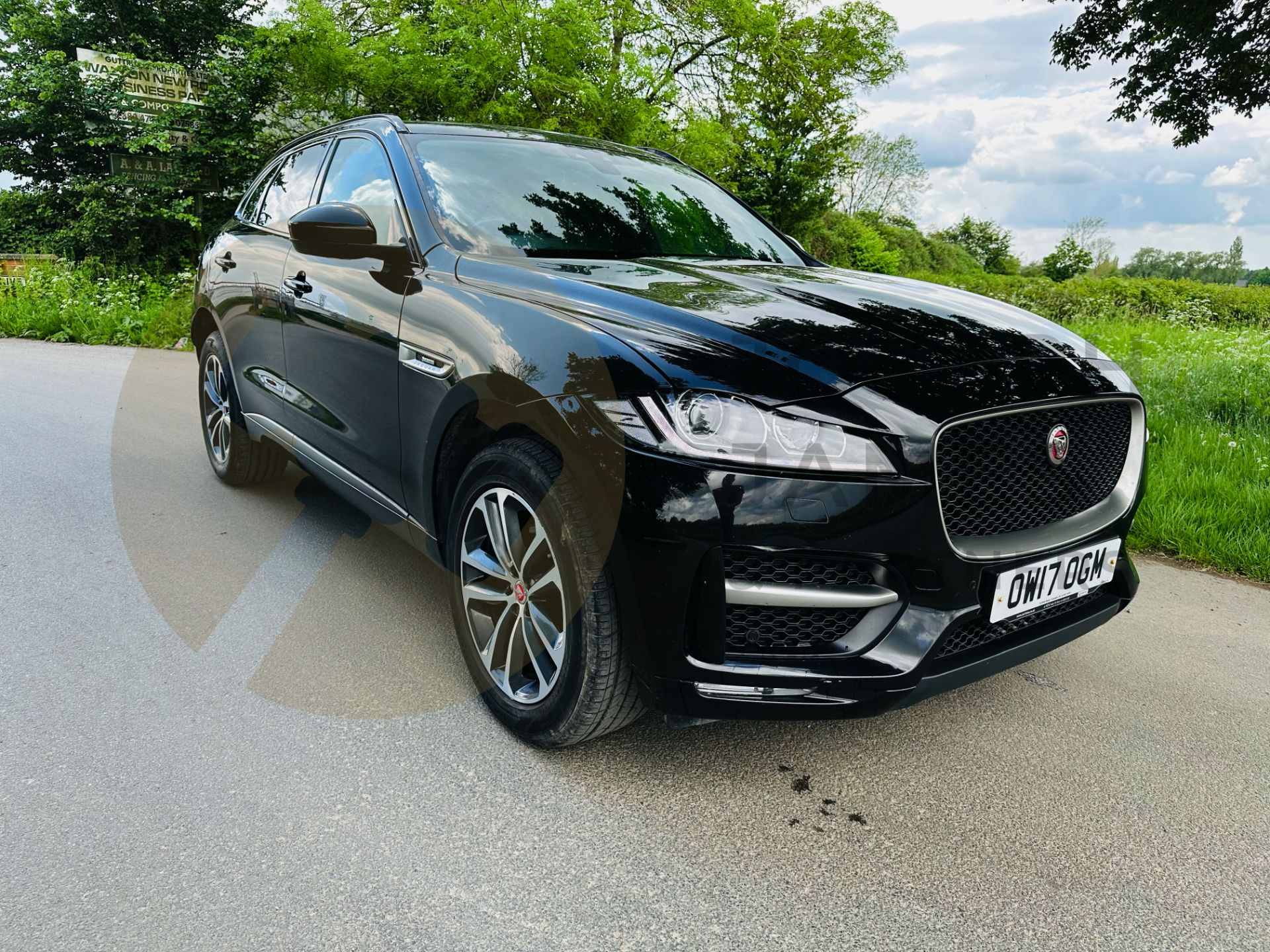 ON SALE JAGUAR F-PACE D180 *R-SPORT EDITION* AUTOMATIC - 17 REG -ULEZ COMPLAINT- IN SANTORINI BLACK - Image 2 of 45