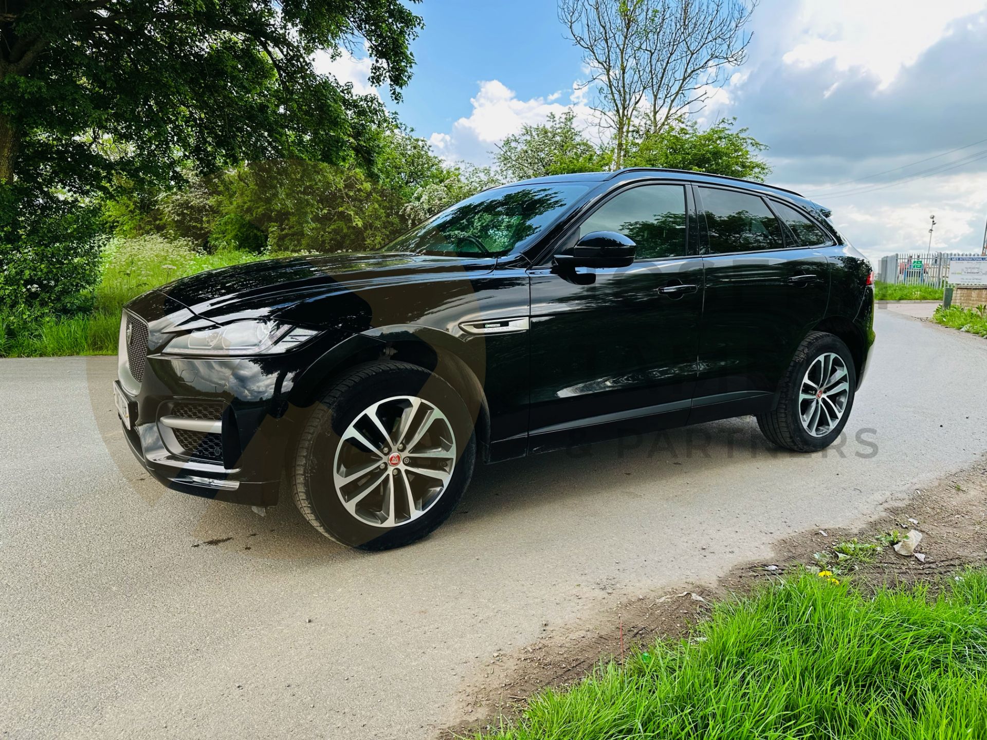 ON SALE JAGUAR F-PACE D180 *R-SPORT EDITION* AUTOMATIC - 17 REG -ULEZ COMPLAINT- IN SANTORINI BLACK - Image 5 of 45