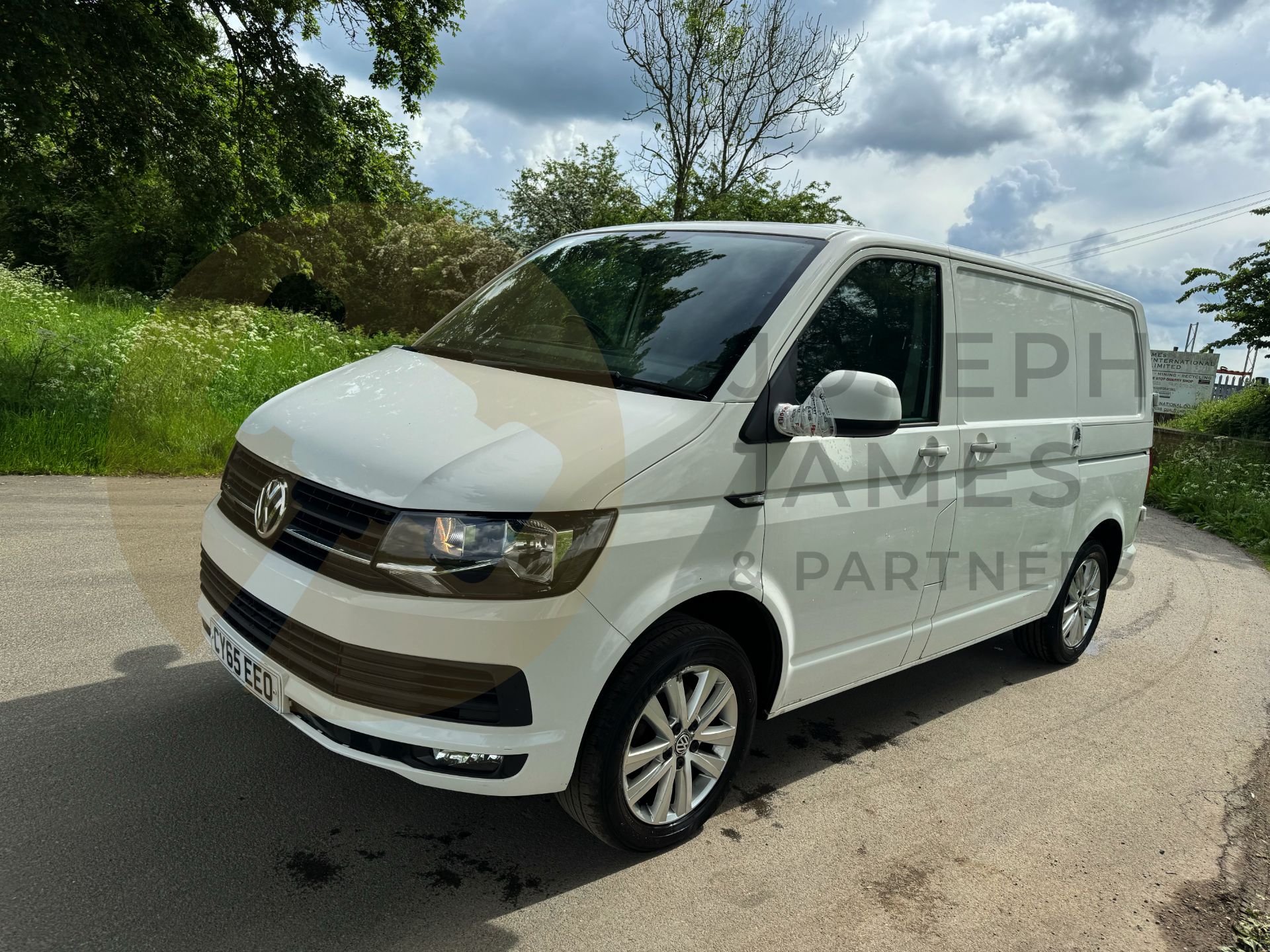 VOLKSWAGEN TRANSPORTER *HIGHLINE EDITION* SWB PANEL VAN (2016 MODEL) 2.0 TDI 'BLUEMOTION' 6 SPEED - Image 6 of 44